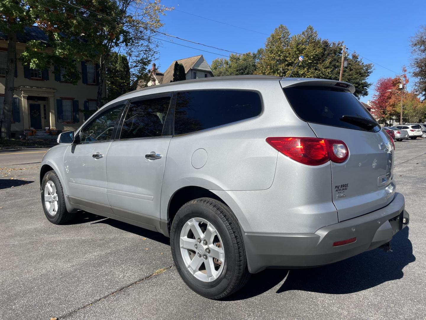 2011 silver Chevrolet Traverse LT AWD (1GNKVGED8BJ) with an 3.6L V6 DOHC 24V engine, 6-Speed Automatic transmission, located at 101 N. Main Street, Muncy, PA, 17756, (570) 546-5462, 41.207691, -76.785942- Photo#3
