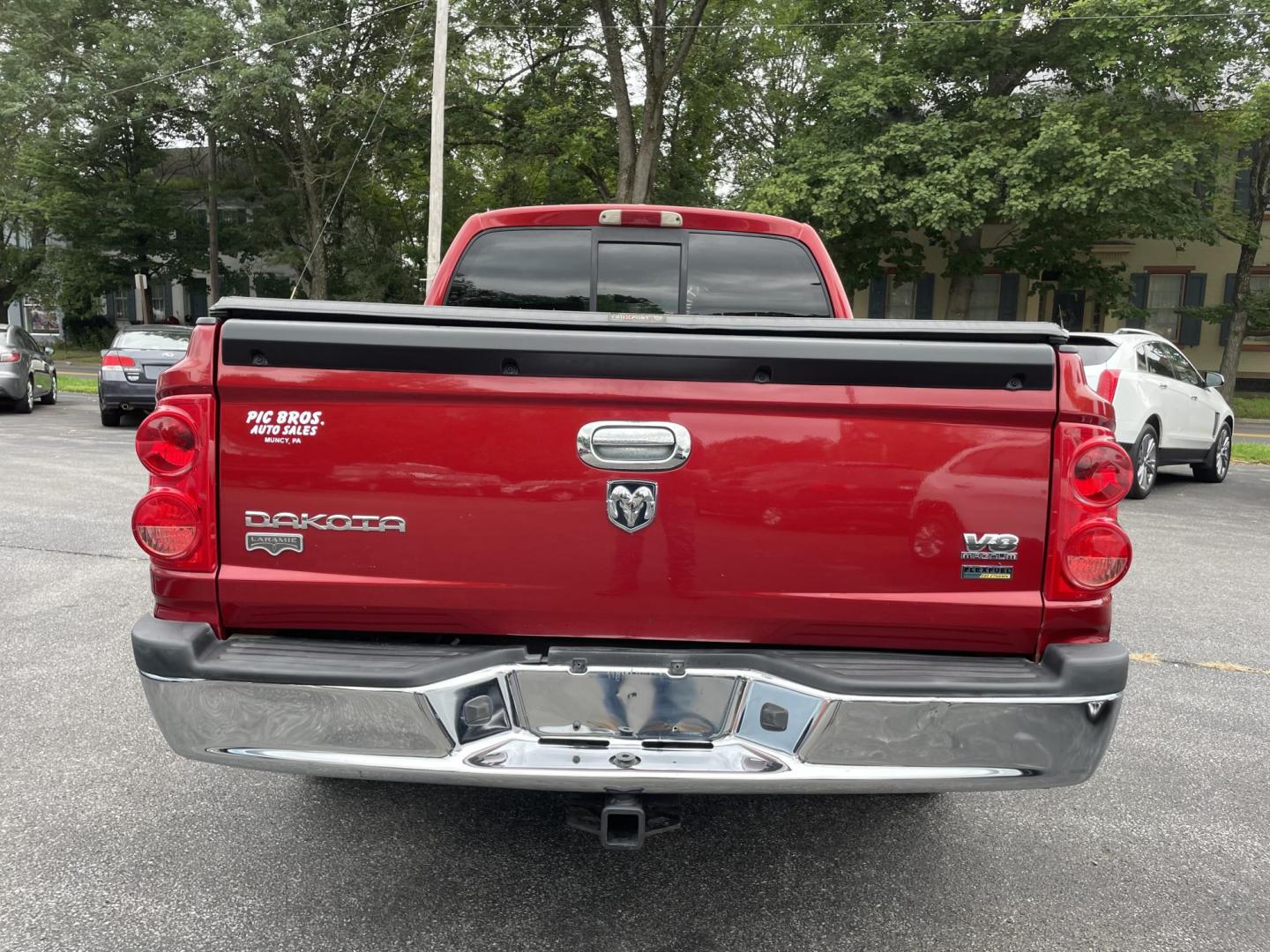 2008 Red Dodge Dakota Laramie Crew Cab 4WD (1D7HW58N58S) with an 4.7L V8 SOHC 16V engine, located at 101 N. Main Street, Muncy, PA, 17756, (570) 546-5462, 41.207691, -76.785942 - Photo#4