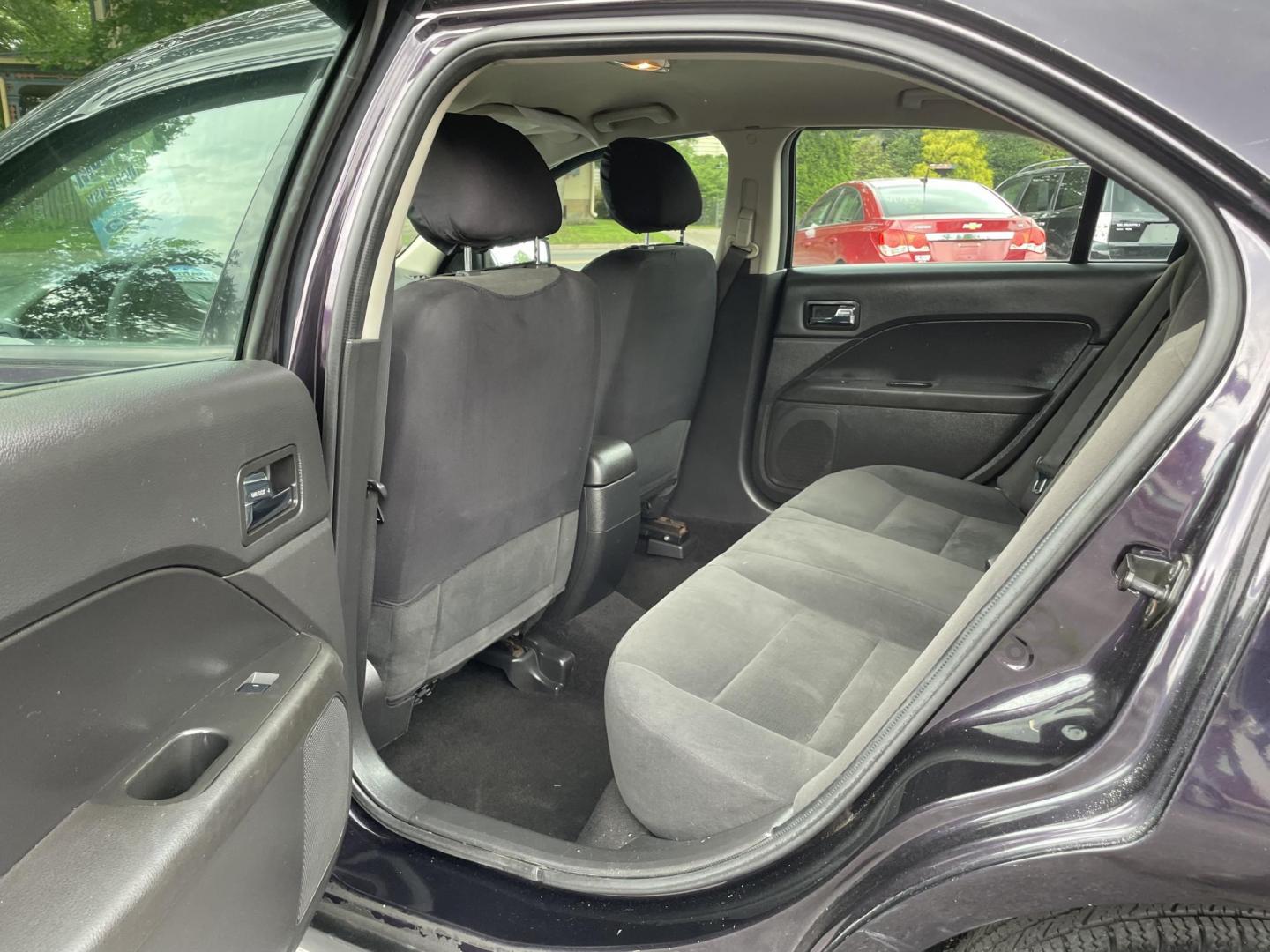 2007 Plum Ford Fusion SE (3FAHP07Z17R) with an 2.3L L4 DOHC 16V engine, auto transmission, located at 101 N. Main Street, Muncy, PA, 17756, (570) 546-5462, 41.207691, -76.785942 - Photo#5