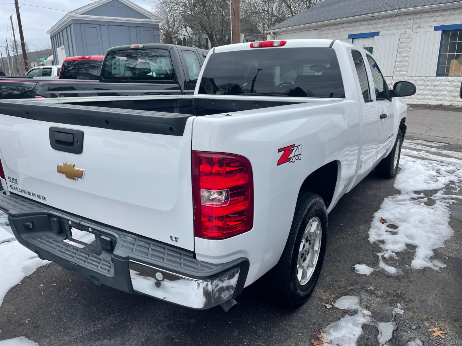 2012 White Chevrolet Silverado 1500 LT Ext. Cab Long Box 4WD (1GCRKSE77CZ) with an 5.3L V8 OHV 16V FFV engine, 6-Speed Automatic transmission, located at 101 N. Main Street, Muncy, PA, 17756, (570) 546-5462, 41.207691, -76.785942 - Photo #2