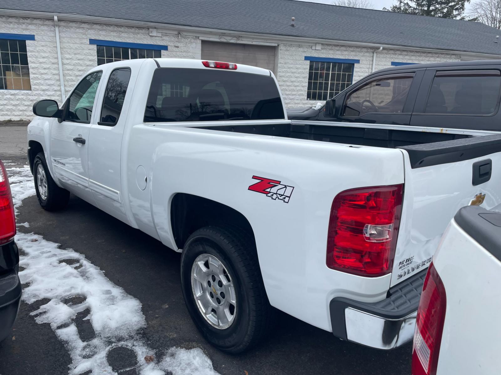 2012 White Chevrolet Silverado 1500 LT Ext. Cab Long Box 4WD (1GCRKSE77CZ) with an 5.3L V8 OHV 16V FFV engine, 6-Speed Automatic transmission, located at 101 N. Main Street, Muncy, PA, 17756, (570) 546-5462, 41.207691, -76.785942 - Photo #3