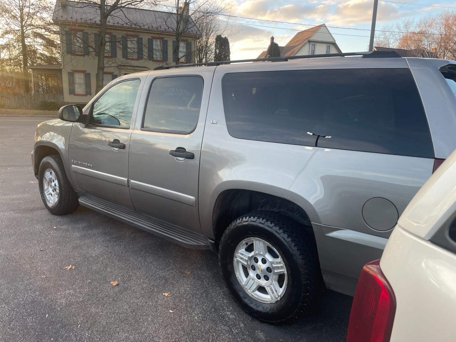 2007 grey Chevrolet Suburban LS 1500 4WD (3GNFK16367G) with an 5.3L V8 OHV 16V FFV engine, 4-Speed Automatic Overdrive transmission, located at 101 N. Main Street, Muncy, PA, 17756, (570) 546-5462, 41.207691, -76.785942 - Photo #2
