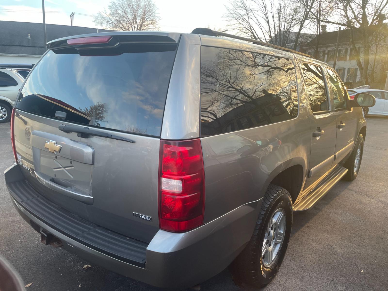 2007 grey Chevrolet Suburban LS 1500 4WD (3GNFK16367G) with an 5.3L V8 OHV 16V FFV engine, 4-Speed Automatic Overdrive transmission, located at 101 N. Main Street, Muncy, PA, 17756, (570) 546-5462, 41.207691, -76.785942 - Photo #3