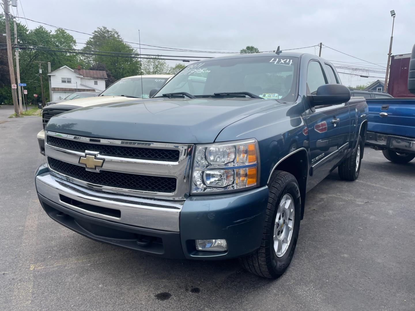 2011 blue Chevrolet Silverado 1500 LT Ext. Cab 4WD with an 5.3L V8 OHV 16V FFV engine, 4-Speed Automatic transmission, located at 101 N. Main Street, Muncy, PA, 17756, (570) 546-5462, 41.207691, -76.785942 - Photo#1