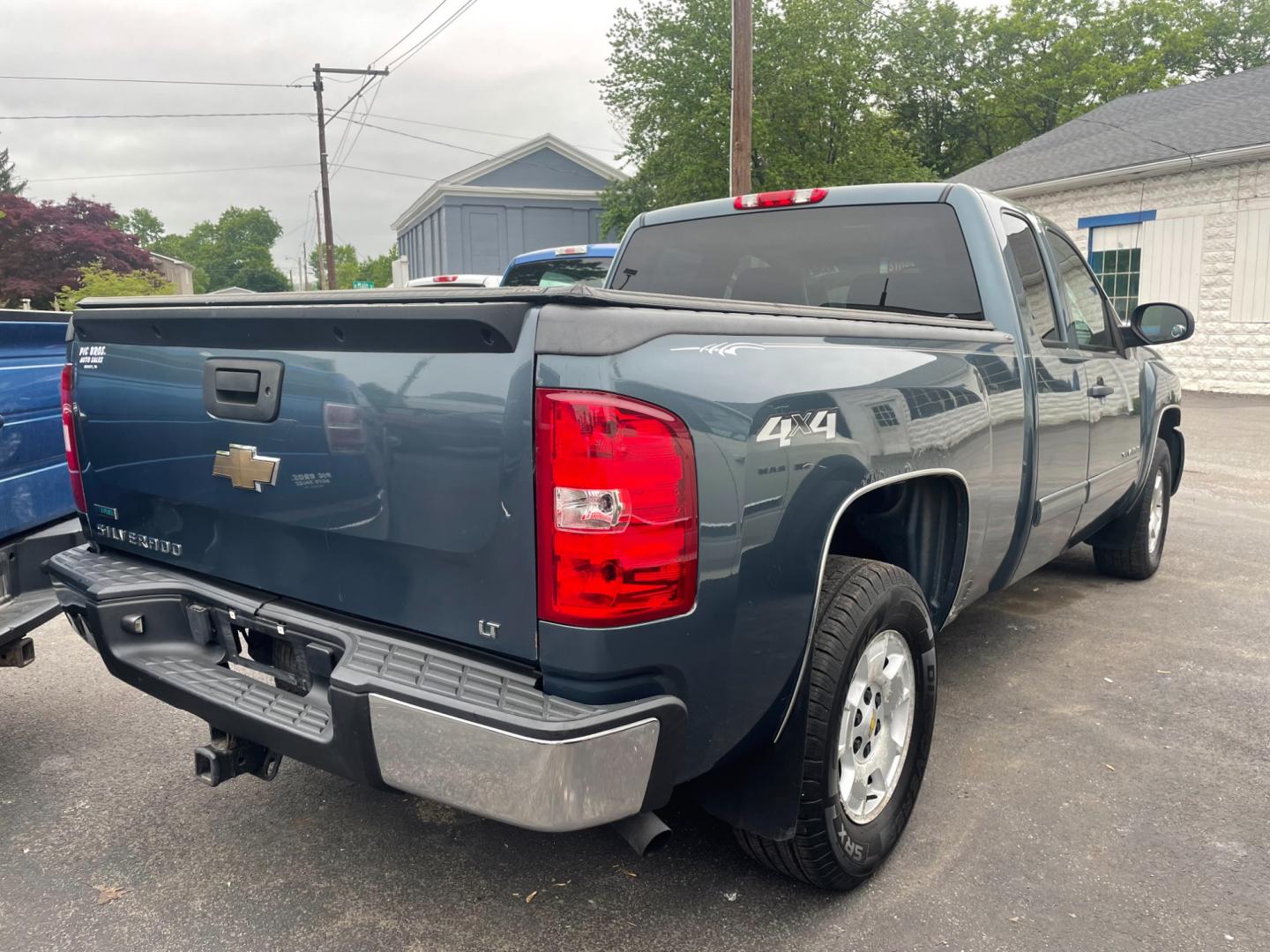 2011 blue Chevrolet Silverado 1500 LT Ext. Cab 4WD with an 5.3L V8 OHV 16V FFV engine, 4-Speed Automatic transmission, located at 101 N. Main Street, Muncy, PA, 17756, (570) 546-5462, 41.207691, -76.785942 - Photo#2