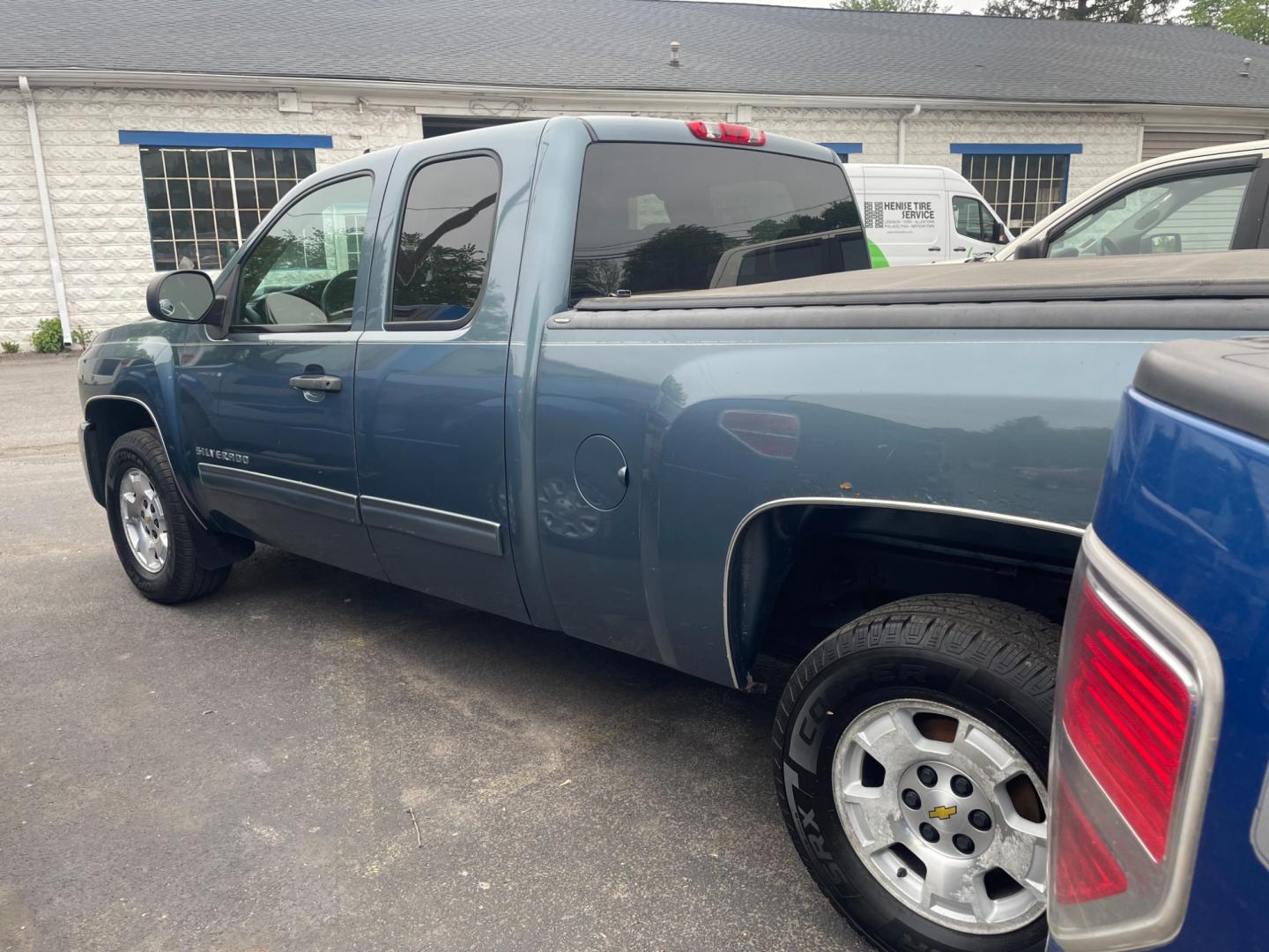 2011 blue Chevrolet Silverado 1500 LT Ext. Cab 4WD with an 5.3L V8 OHV 16V FFV engine, 4-Speed Automatic transmission, located at 101 N. Main Street, Muncy, PA, 17756, (570) 546-5462, 41.207691, -76.785942 - Photo#3
