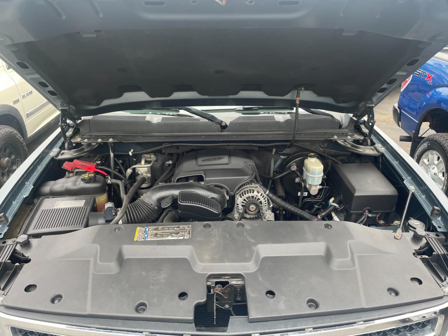 2011 blue Chevrolet Silverado 1500 LT Ext. Cab 4WD with an 5.3L V8 OHV 16V FFV engine, 4-Speed Automatic transmission, located at 101 N. Main Street, Muncy, PA, 17756, (570) 546-5462, 41.207691, -76.785942 - Photo#6