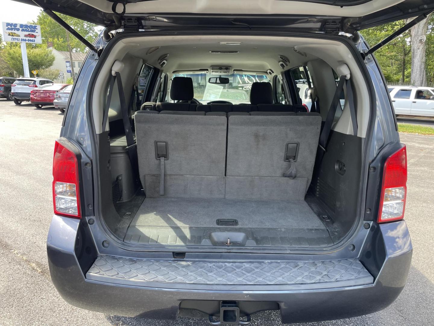 2011 grey Nissan Pathfinder LE 4WD (5N1AR1NB9BC) with an 4.0L V6 DOHC 24V engine, 5-Speed Automatic transmission, located at 101 N. Main Street, Muncy, PA, 17756, (570) 546-5462, 41.207691, -76.785942 - Photo#7
