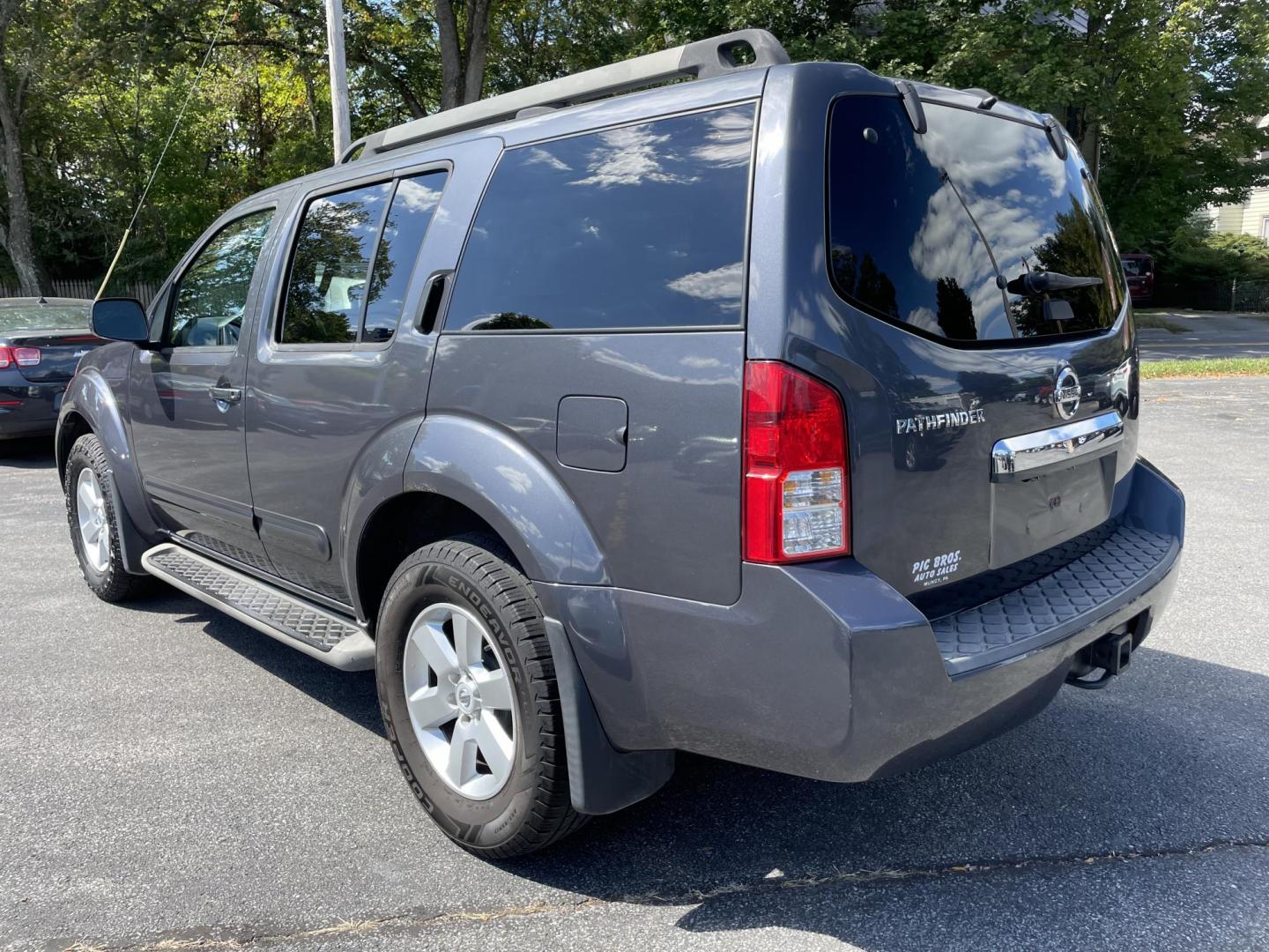 2011 grey Nissan Pathfinder LE 4WD (5N1AR1NB9BC) with an 4.0L V6 DOHC 24V engine, 5-Speed Automatic transmission, located at 101 N. Main Street, Muncy, PA, 17756, (570) 546-5462, 41.207691, -76.785942 - Photo#2
