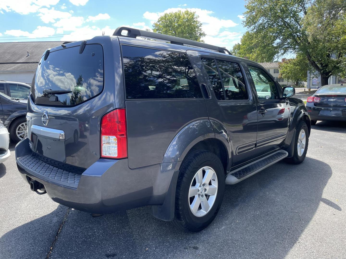 2011 grey Nissan Pathfinder LE 4WD (5N1AR1NB9BC) with an 4.0L V6 DOHC 24V engine, 5-Speed Automatic transmission, located at 101 N. Main Street, Muncy, PA, 17756, (570) 546-5462, 41.207691, -76.785942 - Photo#3