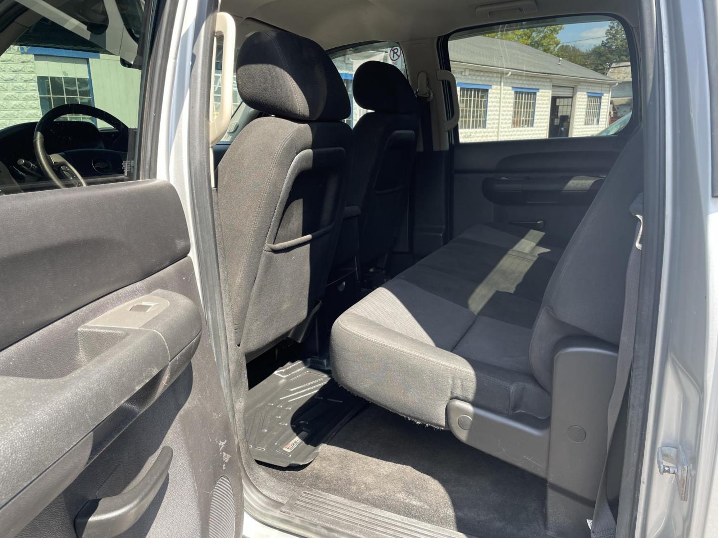 2011 Chevrolet Silverado 2500HD LT Crew Cab 4WD (1GC1KXC84BF) with an 6.6L V8 OHV 32V TURBO DIESEL engine, 6-Speed Automatic transmission, located at 101 N. Main Street, Muncy, PA, 17756, (570) 546-5462, 41.207691, -76.785942 - Photo#6