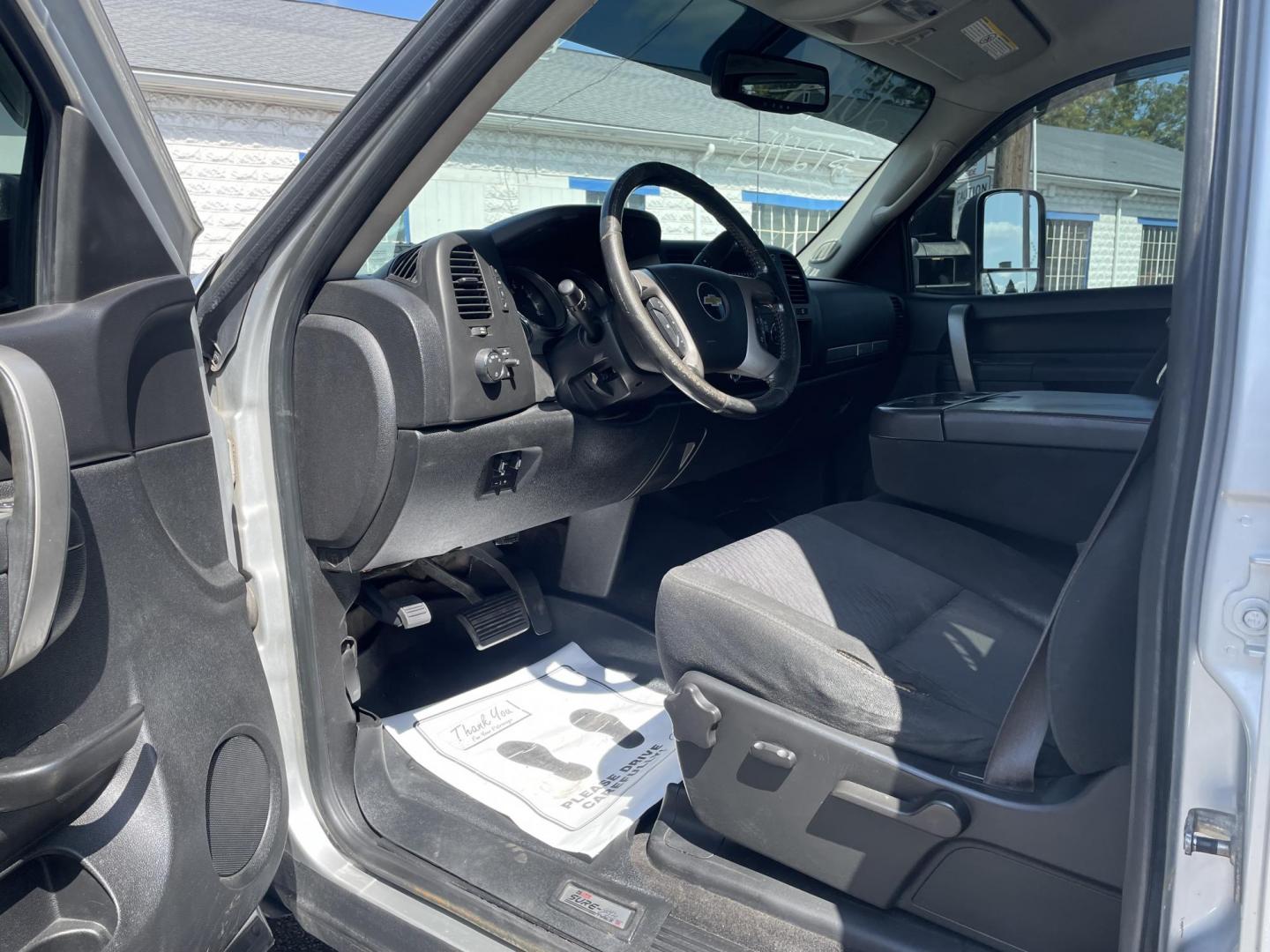 2011 Chevrolet Silverado 2500HD LT Crew Cab 4WD (1GC1KXC84BF) with an 6.6L V8 OHV 32V TURBO DIESEL engine, 6-Speed Automatic transmission, located at 101 N. Main Street, Muncy, PA, 17756, (570) 546-5462, 41.207691, -76.785942 - Photo#5