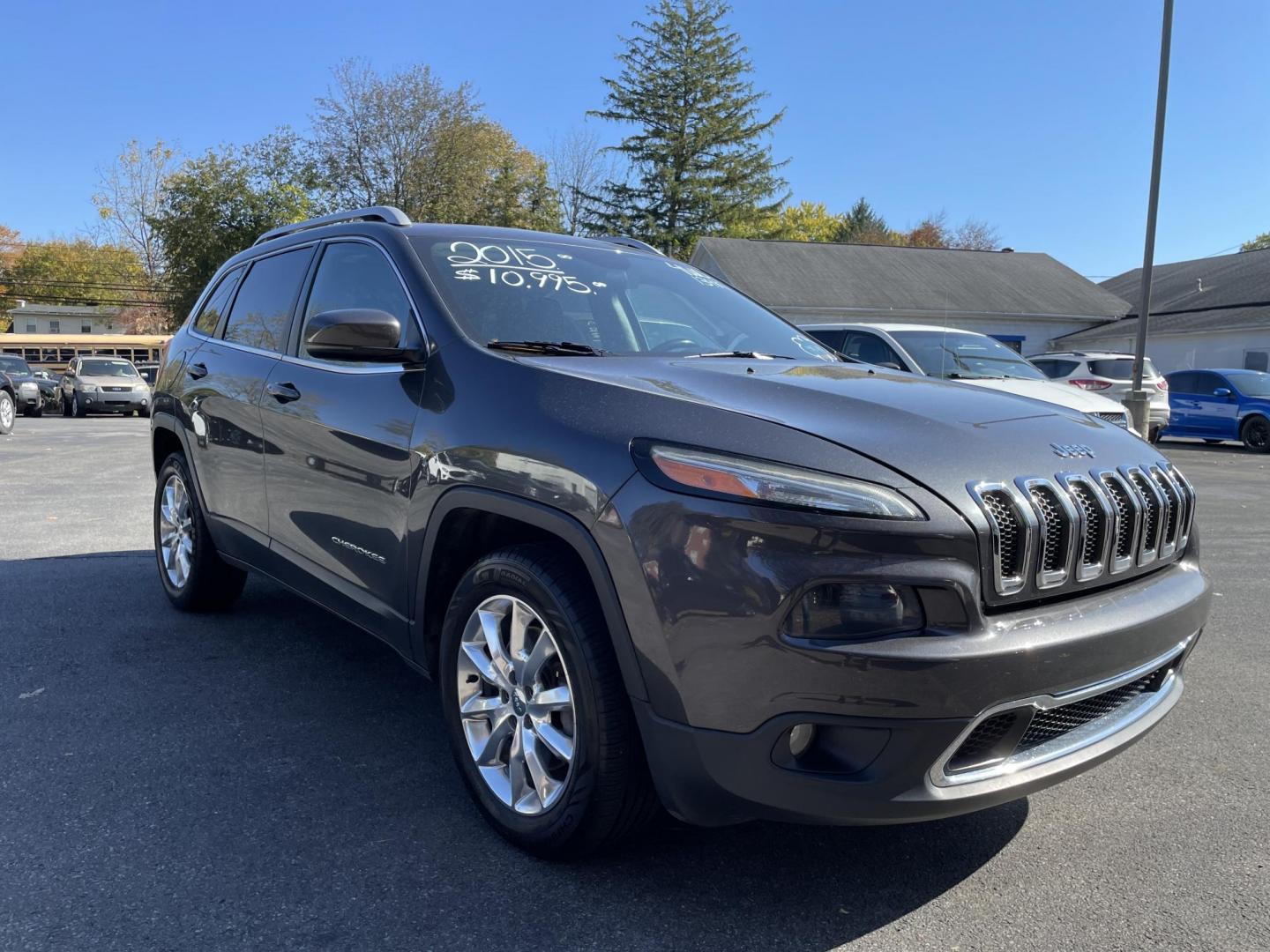 2015 Jeep Cherokee Limited 4WD (1C4PJMDS9FW) with an 3.2L V6 DOHC 24V engine, 9-Speed Automatic transmission, located at 101 N. Main Street, Muncy, PA, 17756, (570) 546-5462, 41.207691, -76.785942 - Photo#1
