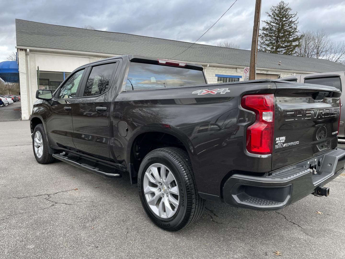 2021 Chevrolet Silverado 1500 Custom Crew Cab Short Box 4WD (3GCPYBEK8MG) with an 2.7L L4 DOHC 16V TURBO engine, 6A transmission, located at 101 N. Main Street, Muncy, PA, 17756, (570) 546-5462, 41.207691, -76.785942 - Photo#3