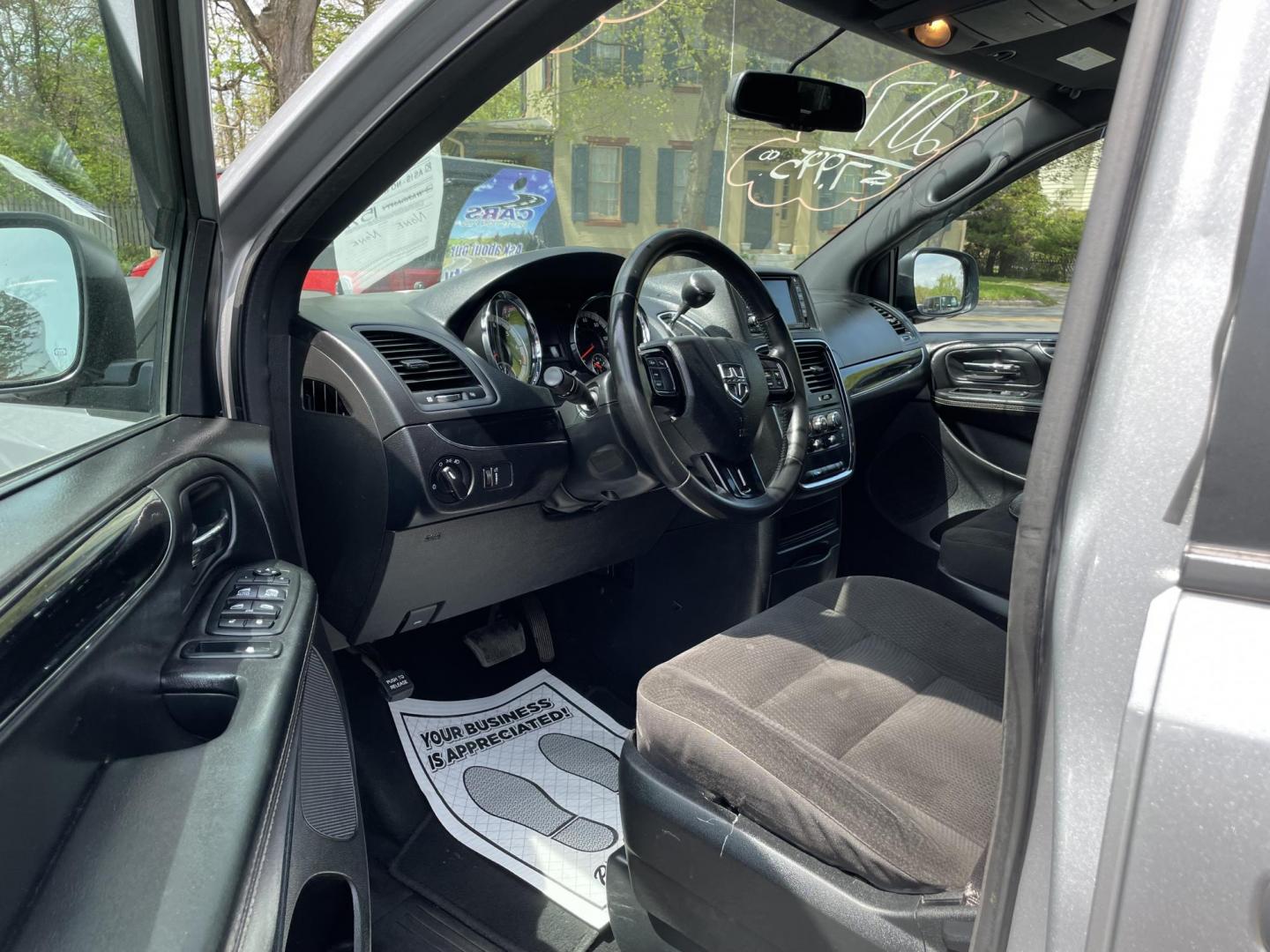 2017 silver /black Dodge Grand Caravan SE (2C4RDGBG7HR) with an 3.6L V6 DOHC 24V engine, 6A transmission, located at 101 N. Main Street, Muncy, PA, 17756, (570) 546-5462, 41.207691, -76.785942 - Photo#7