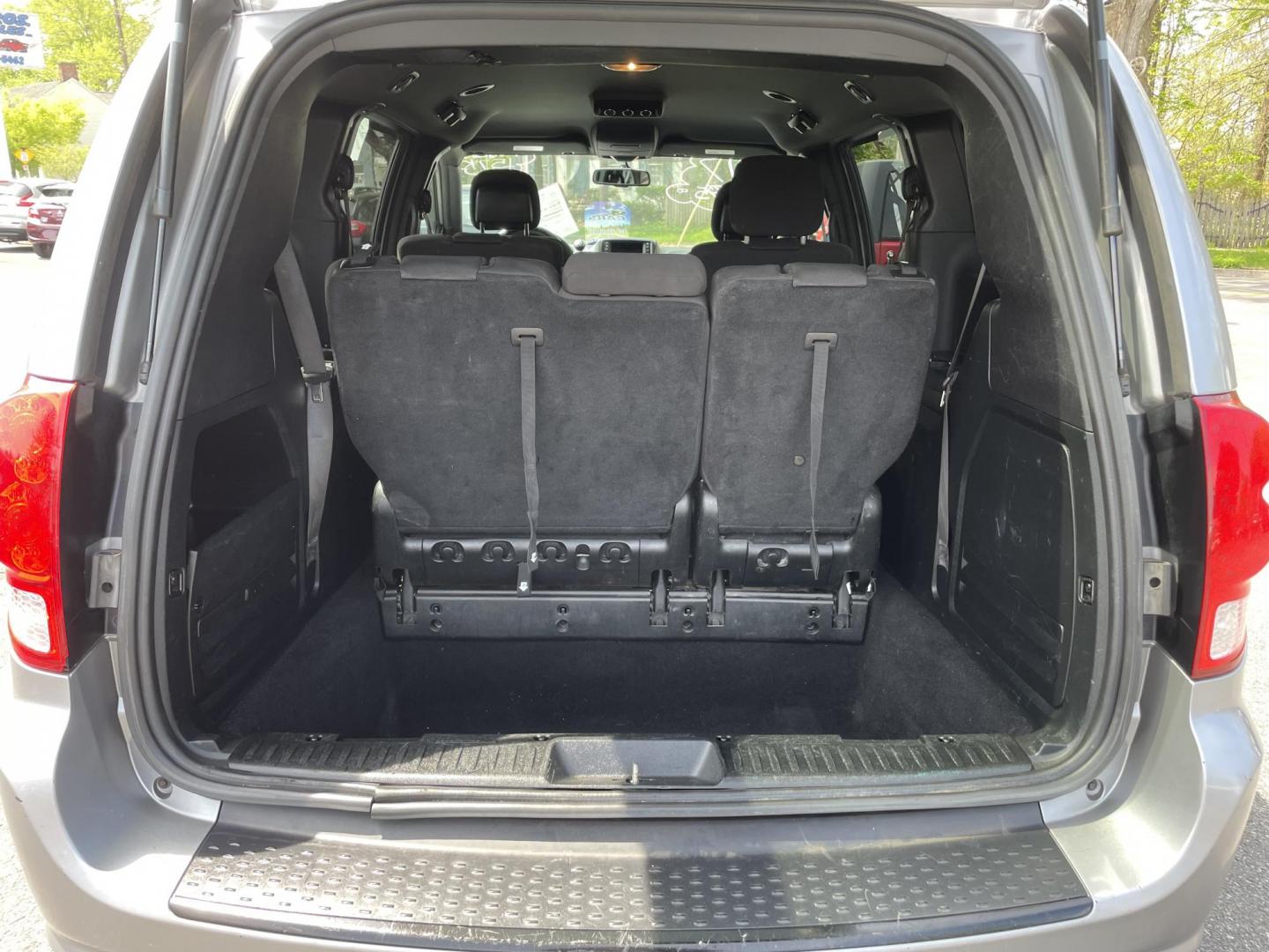 2017 silver /black Dodge Grand Caravan SE (2C4RDGBG7HR) with an 3.6L V6 DOHC 24V engine, 6A transmission, located at 101 N. Main Street, Muncy, PA, 17756, (570) 546-5462, 41.207691, -76.785942 - Photo#8
