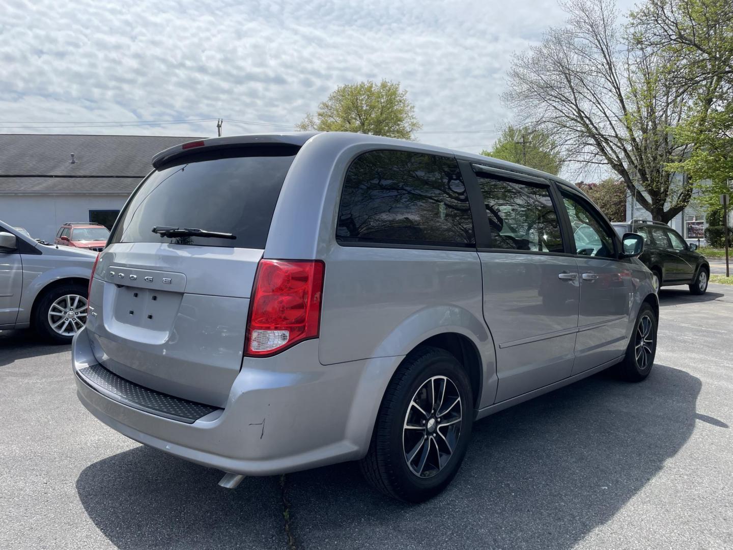 2017 silver /black Dodge Grand Caravan SE (2C4RDGBG7HR) with an 3.6L V6 DOHC 24V engine, 6A transmission, located at 101 N. Main Street, Muncy, PA, 17756, (570) 546-5462, 41.207691, -76.785942 - Photo#5