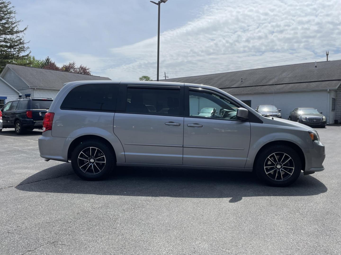 2017 silver /black Dodge Grand Caravan SE (2C4RDGBG7HR) with an 3.6L V6 DOHC 24V engine, 6A transmission, located at 101 N. Main Street, Muncy, PA, 17756, (570) 546-5462, 41.207691, -76.785942 - Photo#3