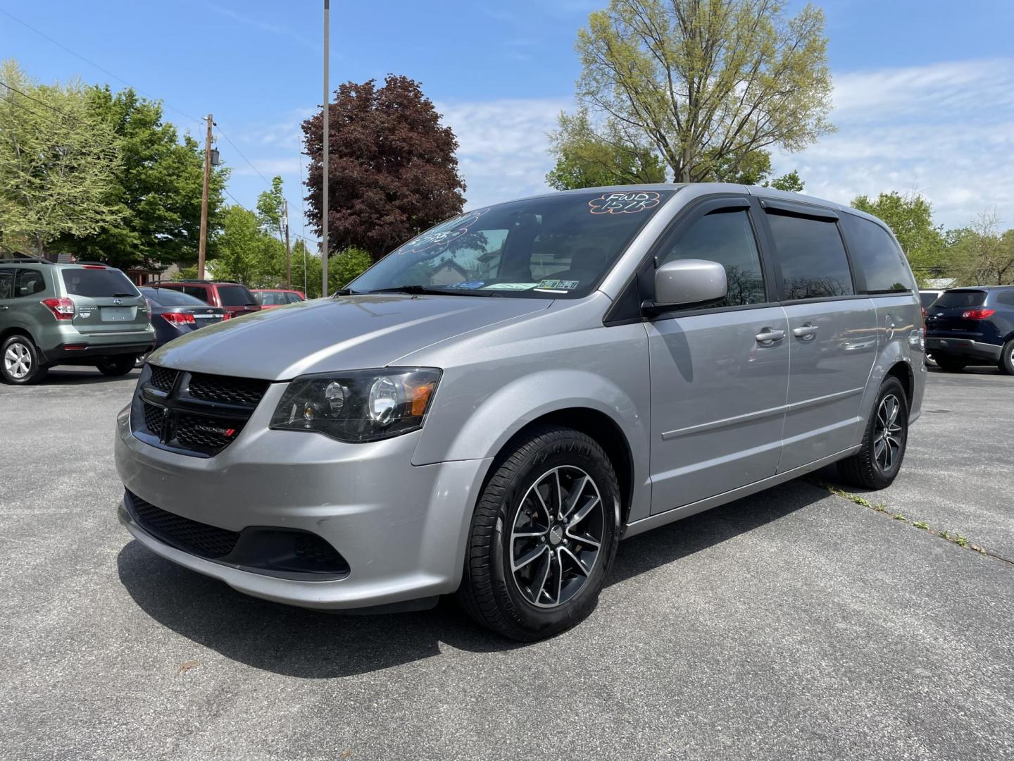 2017 silver /black Dodge Grand Caravan SE (2C4RDGBG7HR) with an 3.6L V6 DOHC 24V engine, 6A transmission, located at 101 N. Main Street, Muncy, PA, 17756, (570) 546-5462, 41.207691, -76.785942 - Photo#0