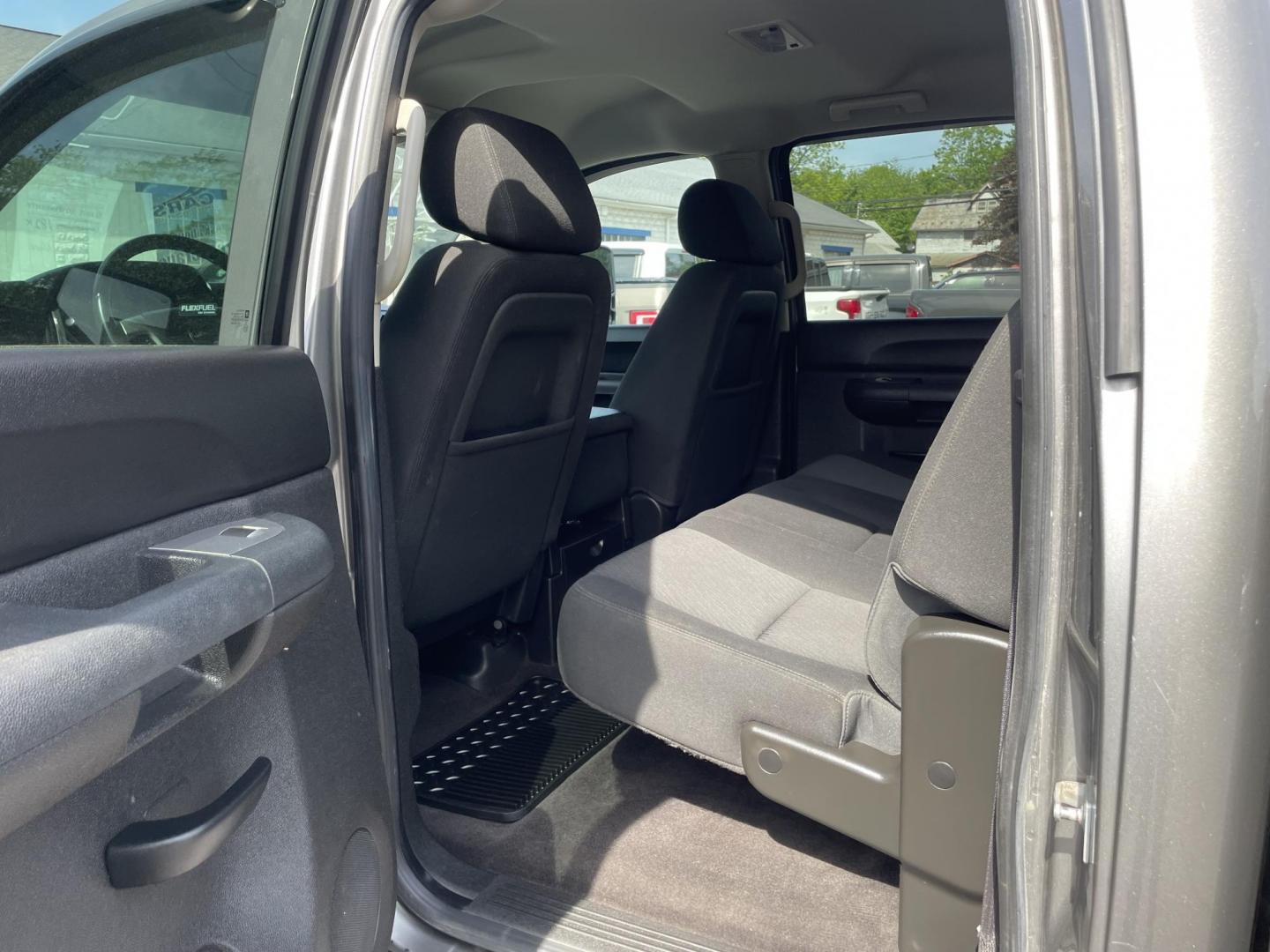 2012 GMC Sierra 1500 SLE Crew Cab 4WD (3GTP2VE79CG) with an 5.3L V8 OHV 16V FFV engine, 6-Speed Automatic transmission, located at 101 N. Main Street, Muncy, PA, 17756, (570) 546-5462, 41.207691, -76.785942 - Photo#5