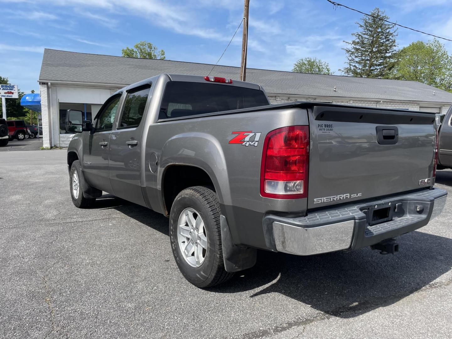 2012 GMC Sierra 1500 SLE Crew Cab 4WD (3GTP2VE79CG) with an 5.3L V8 OHV 16V FFV engine, 6-Speed Automatic transmission, located at 101 N. Main Street, Muncy, PA, 17756, (570) 546-5462, 41.207691, -76.785942 - Photo#3