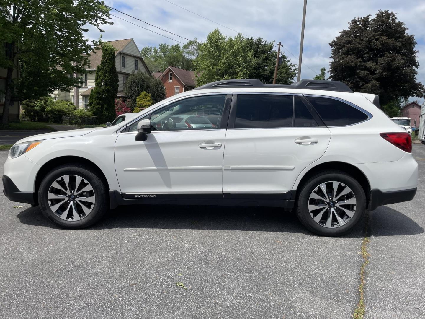 2017 White /black Subaru Outback 2.5i Limited (4S4BSANC6H3) with an 2.5L H4 DOHC 16V engine, CVT transmission, located at 101 N. Main Street, Muncy, PA, 17756, (570) 546-5462, 41.207691, -76.785942 - Photo#3