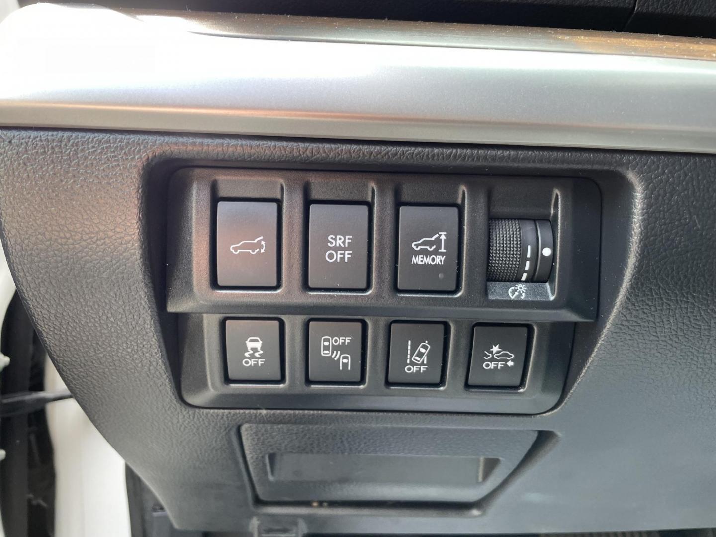 2017 White /black Subaru Outback 2.5i Limited (4S4BSANC6H3) with an 2.5L H4 DOHC 16V engine, CVT transmission, located at 101 N. Main Street, Muncy, PA, 17756, (570) 546-5462, 41.207691, -76.785942 - Photo#10