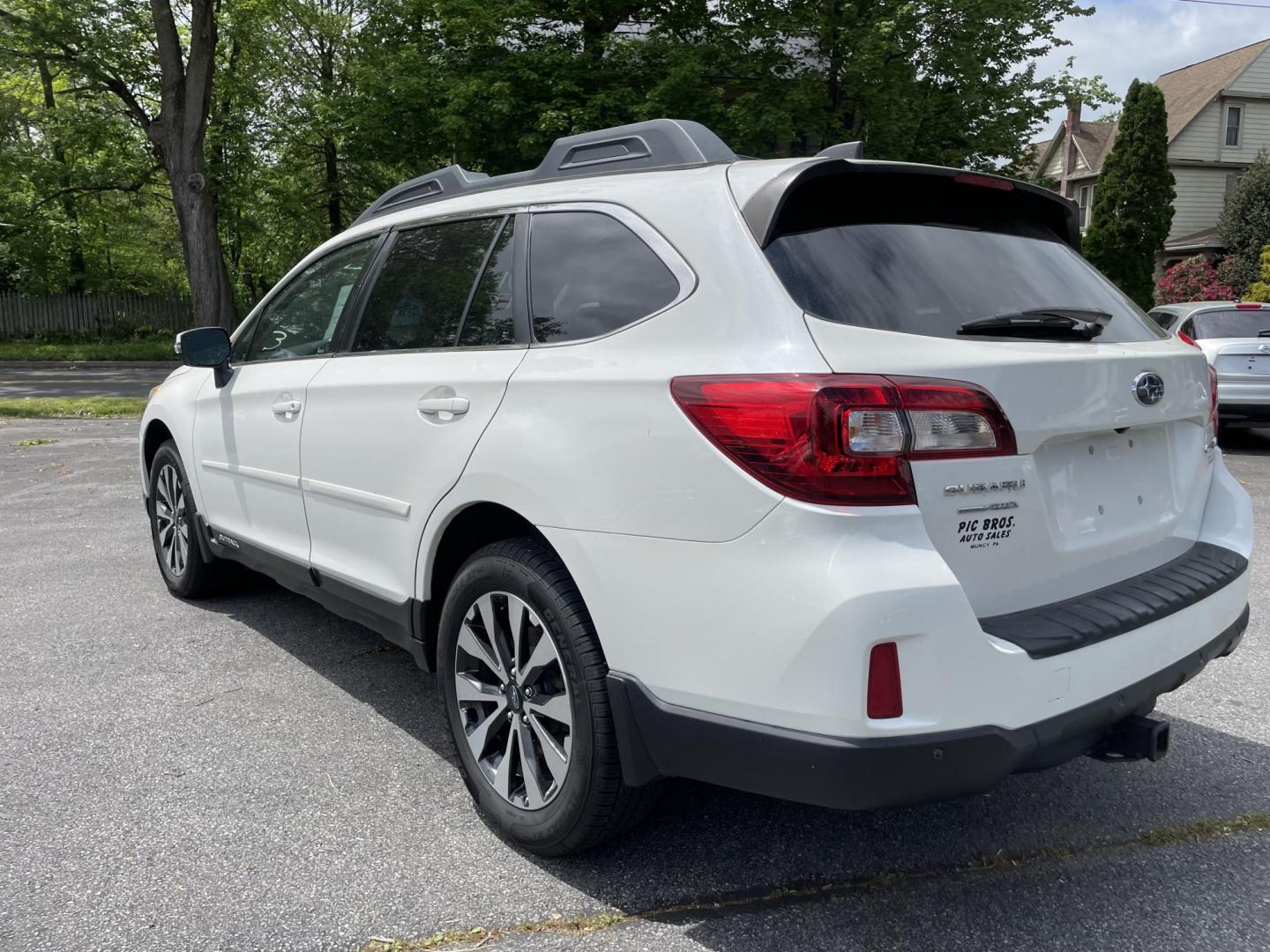 2017 White /black Subaru Outback 2.5i Limited (4S4BSANC6H3) with an 2.5L H4 DOHC 16V engine, CVT transmission, located at 101 N. Main Street, Muncy, PA, 17756, (570) 546-5462, 41.207691, -76.785942 - Photo#2