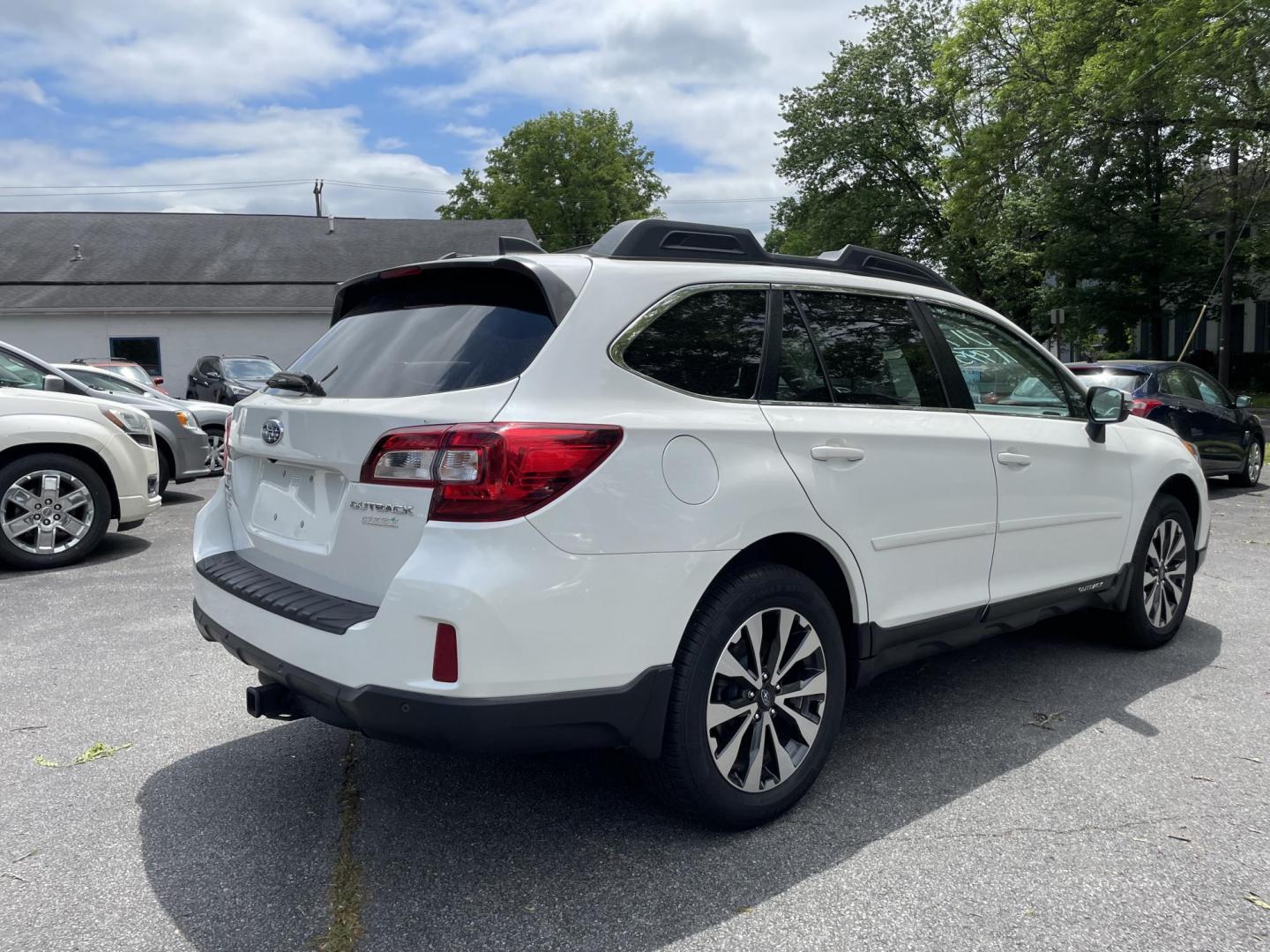 2017 White /black Subaru Outback 2.5i Limited (4S4BSANC6H3) with an 2.5L H4 DOHC 16V engine, CVT transmission, located at 101 N. Main Street, Muncy, PA, 17756, (570) 546-5462, 41.207691, -76.785942 - Photo#4