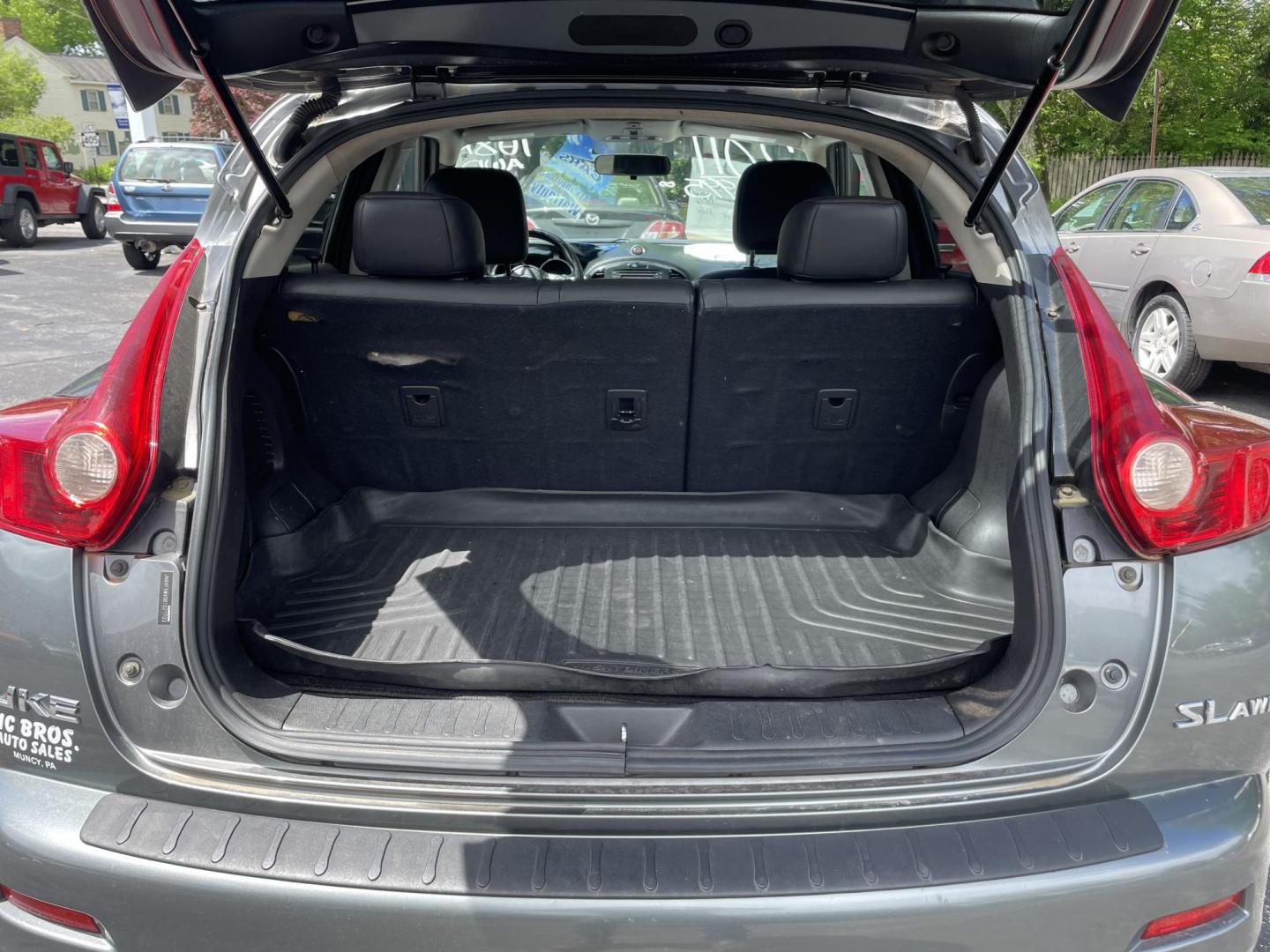 2011 Nissan Juke SL AWD (JN8AF5MV0BT) with an 1.6L L4 DOHC 16V engine, CVT transmission, located at 101 N. Main Street, Muncy, PA, 17756, (570) 546-5462, 41.207691, -76.785942 - Photo#6