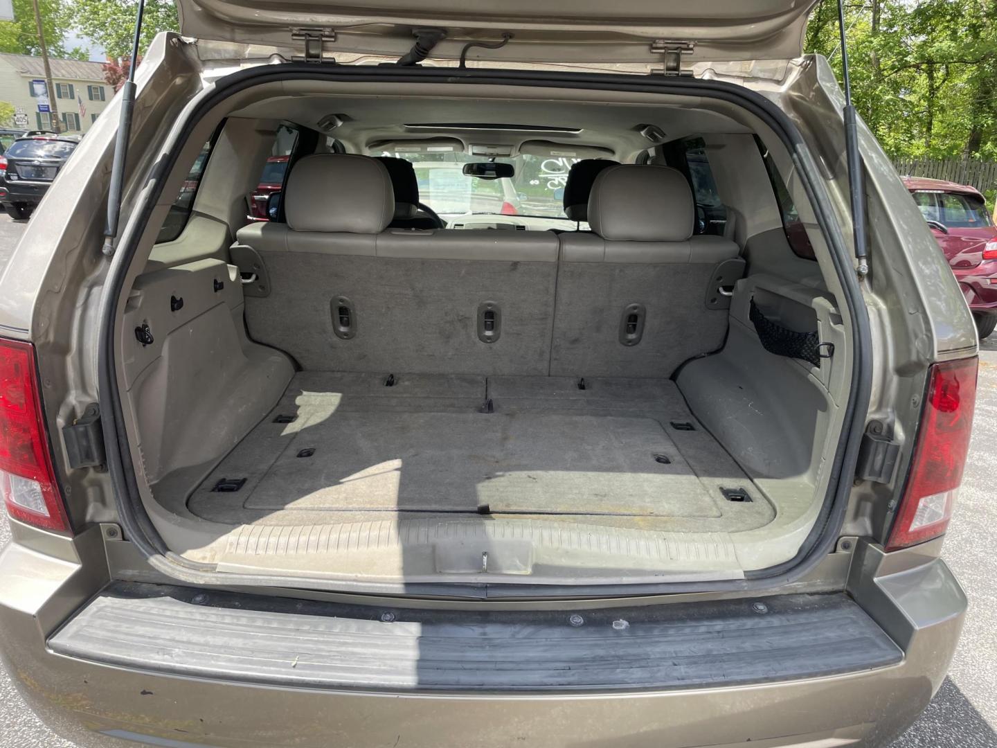 2005 Jeep Grand Cherokee Laredo 4WD (1J4GR48K15C) with an 3.7L V6 SOHC 12V engine, 5-Speed Automatic Overdrive transmission, located at 101 N. Main Street, Muncy, PA, 17756, (570) 546-5462, 41.207691, -76.785942 - Photo#6