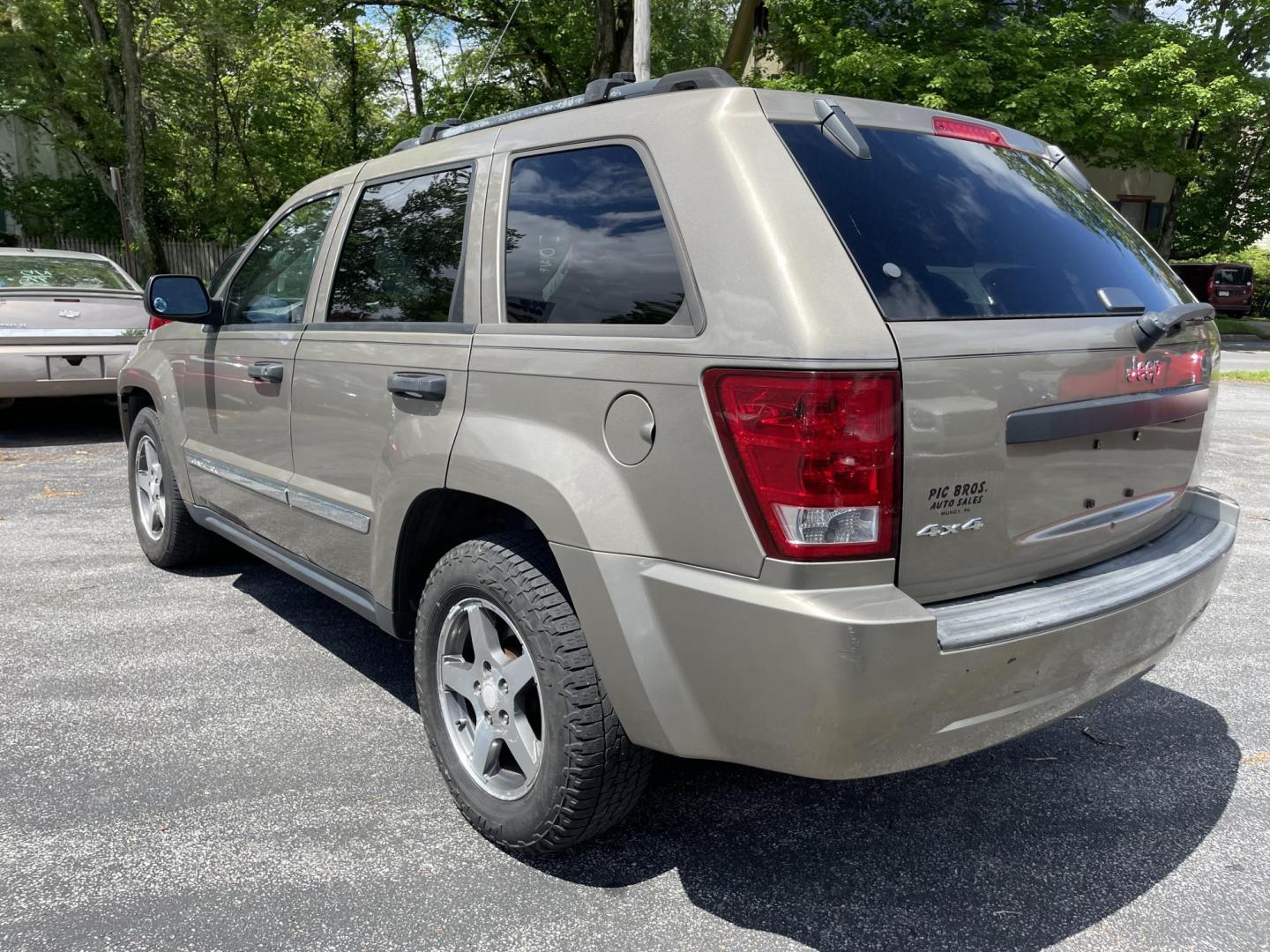 2005 Jeep Grand Cherokee Laredo 4WD (1J4GR48K15C) with an 3.7L V6 SOHC 12V engine, 5-Speed Automatic Overdrive transmission, located at 101 N. Main Street, Muncy, PA, 17756, (570) 546-5462, 41.207691, -76.785942 - Photo#2