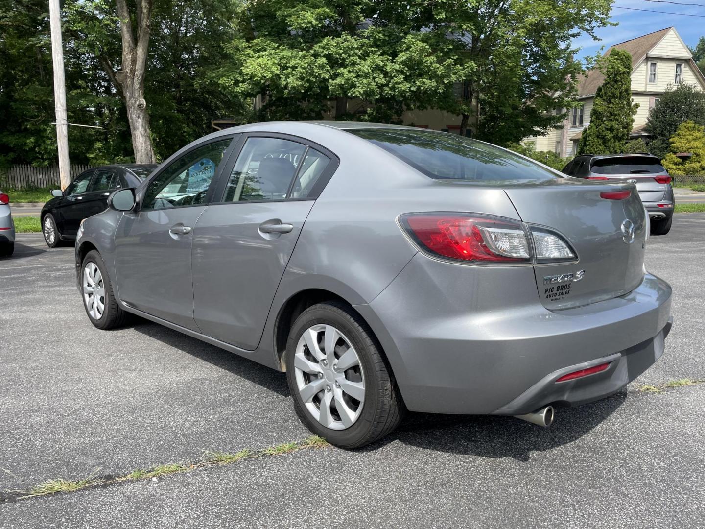 2010 Mazda MAZDA3 i Sport 4-Door (JM1BL1SG6A1) with an 2.0L L4 DOHC 16V engine, located at 101 N. Main Street, Muncy, PA, 17756, (570) 546-5462, 41.207691, -76.785942 - Photo#3