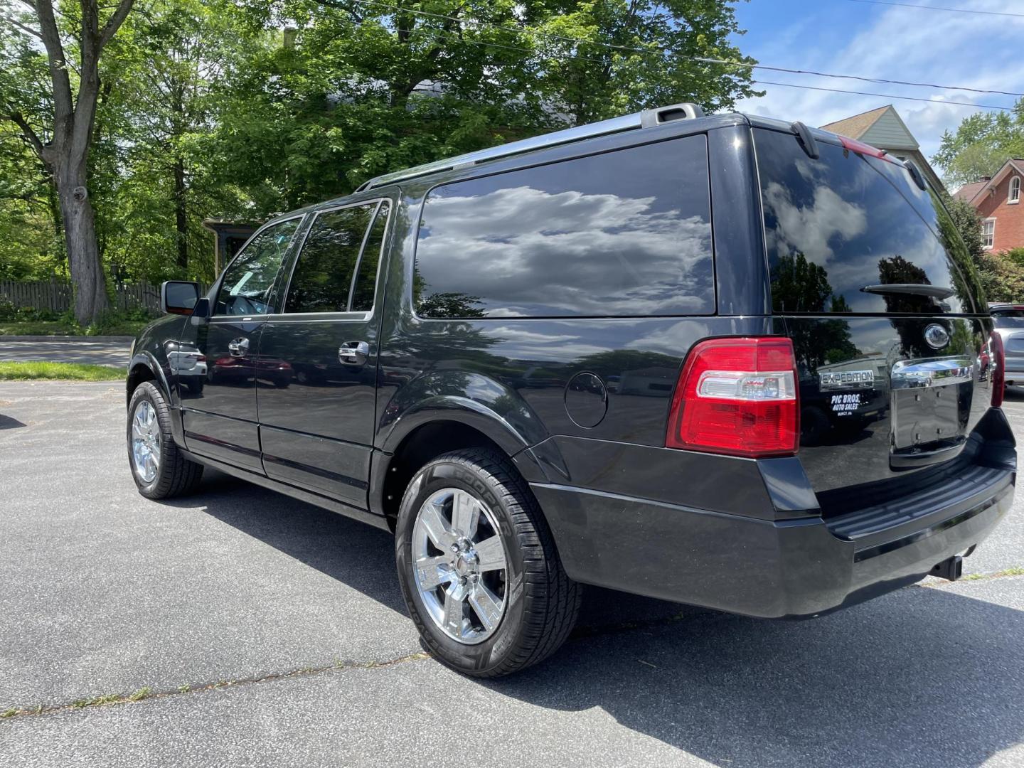 2010 black /black Ford Expedition EL Limited 4WD (1FMJK2A51AE) with an 5.4L V8 SOHC 16V engine, 6-Speed Automatic transmission, located at 101 N. Main Street, Muncy, PA, 17756, (570) 546-5462, 41.207691, -76.785942 - Photo#2