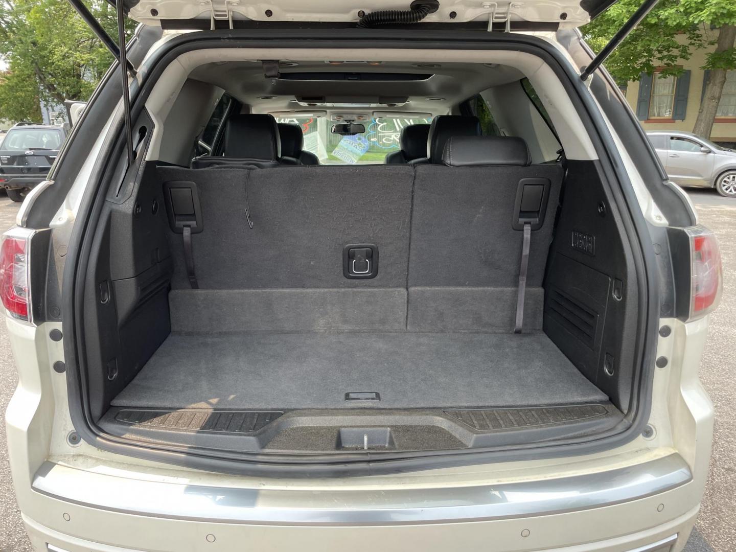 2013 White /black GMC Acadia Denali AWD (1GKKVTKD8DJ) with an 3.6L V6 DOHC 24V engine, 6-Speed Automatic transmission, located at 101 N. Main Street, Muncy, PA, 17756, (570) 546-5462, 41.207691, -76.785942 - Photo#14