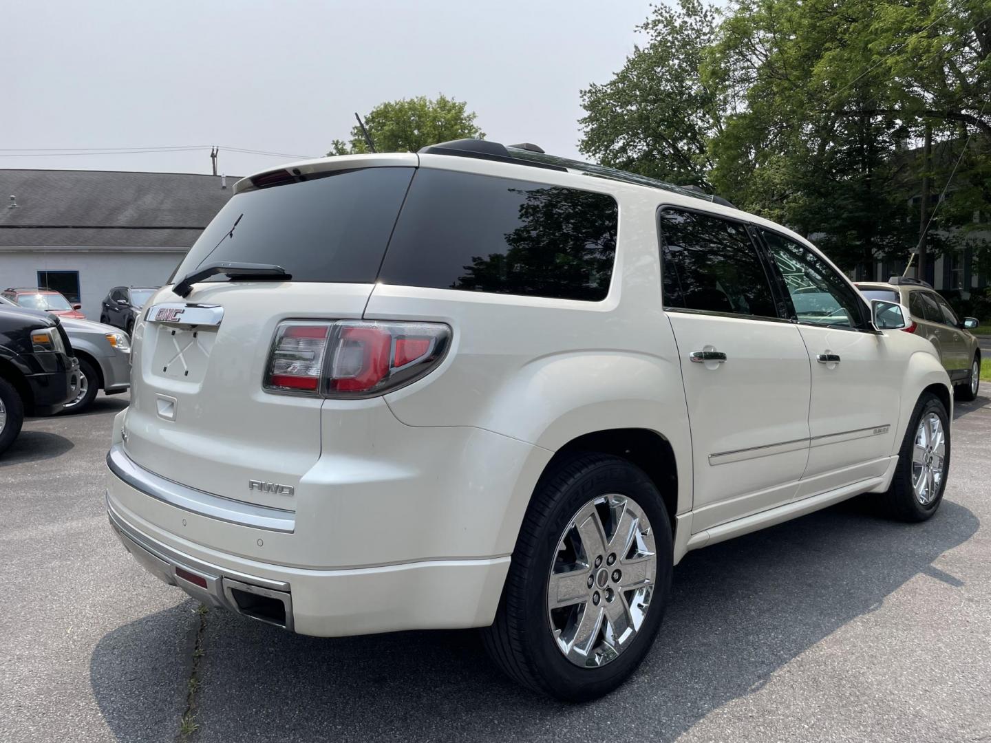 2013 White /black GMC Acadia Denali AWD (1GKKVTKD8DJ) with an 3.6L V6 DOHC 24V engine, 6-Speed Automatic transmission, located at 101 N. Main Street, Muncy, PA, 17756, (570) 546-5462, 41.207691, -76.785942 - Photo#2