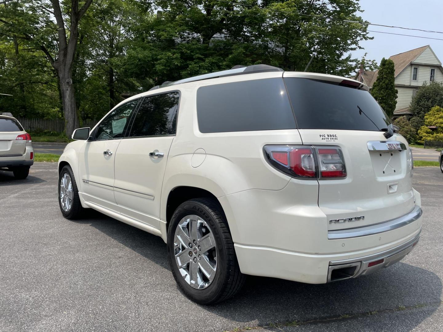 2013 White /black GMC Acadia Denali AWD (1GKKVTKD8DJ) with an 3.6L V6 DOHC 24V engine, 6-Speed Automatic transmission, located at 101 N. Main Street, Muncy, PA, 17756, (570) 546-5462, 41.207691, -76.785942 - Photo#3