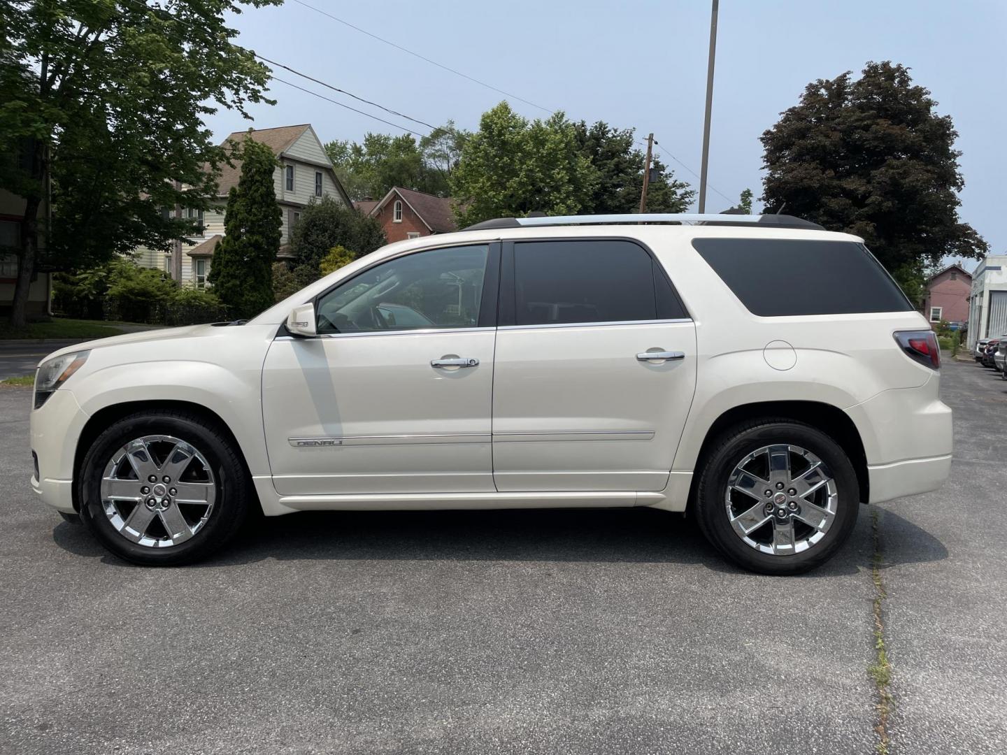 2013 White /black GMC Acadia Denali AWD (1GKKVTKD8DJ) with an 3.6L V6 DOHC 24V engine, 6-Speed Automatic transmission, located at 101 N. Main Street, Muncy, PA, 17756, (570) 546-5462, 41.207691, -76.785942 - Photo#4