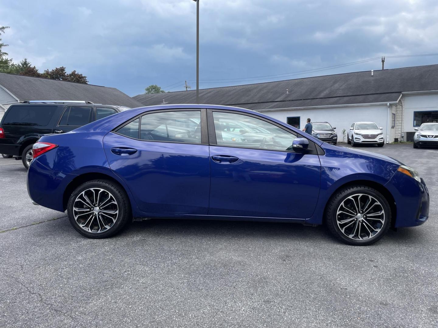 2014 blue /black Toyota Corolla L 4-Speed AT (2T1BURHE7EC) with an 1.8L L4 DOHC 16V engine, 4-Speed Automatic transmission, located at 101 N. Main Street, Muncy, PA, 17756, (570) 546-5462, 41.207691, -76.785942 - Photo#4