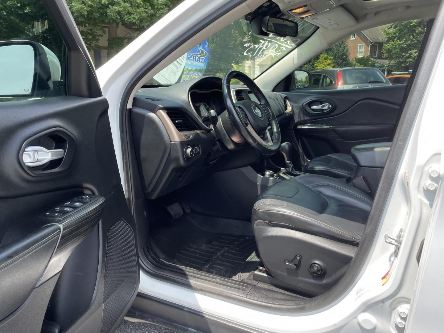 2014 White /black Jeep Cherokee Limited 4WD (1C4PJMDB2EW) with an 2.4L L4 DOHC 16V engine, 9-Speed Automatic transmission, located at 101 N. Main Street, Muncy, PA, 17756, (570) 546-5462, 41.207691, -76.785942 - Photo#5