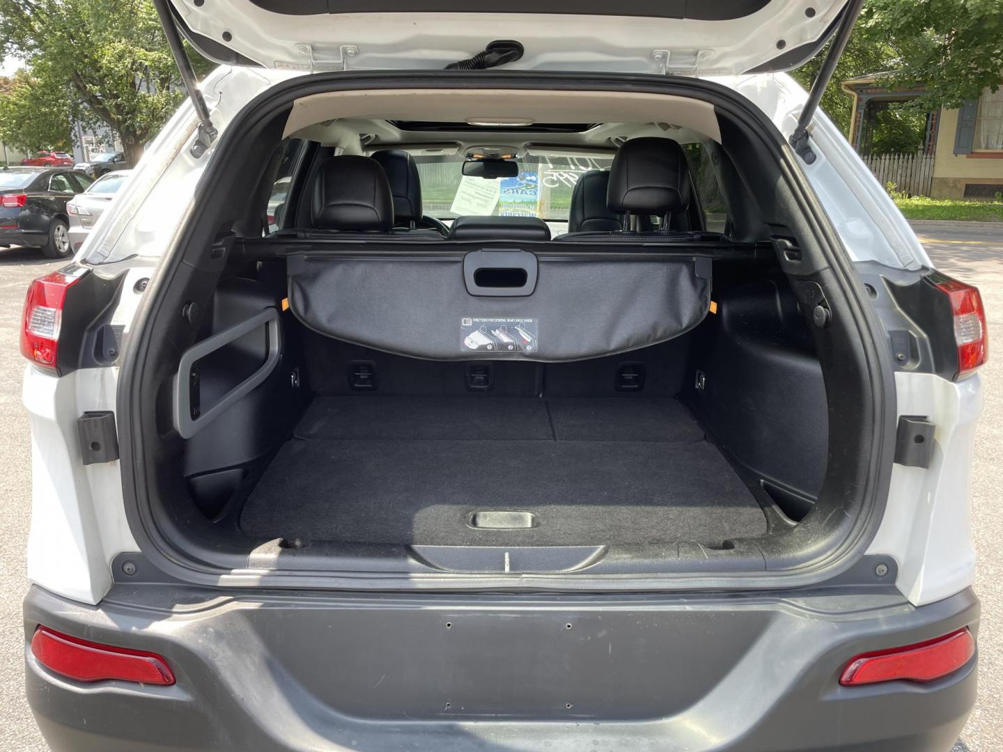 2014 White /black Jeep Cherokee Limited 4WD (1C4PJMDB2EW) with an 2.4L L4 DOHC 16V engine, 9-Speed Automatic transmission, located at 101 N. Main Street, Muncy, PA, 17756, (570) 546-5462, 41.207691, -76.785942 - Photo#7
