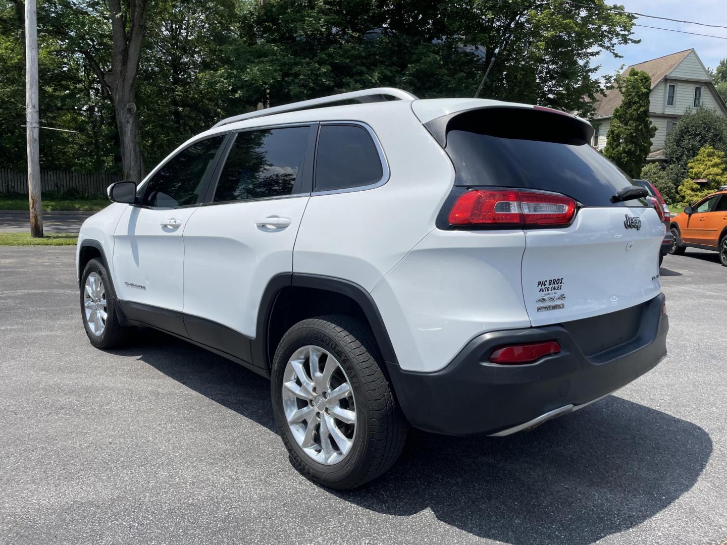 2014 White /black Jeep Cherokee Limited 4WD (1C4PJMDB2EW) with an 2.4L L4 DOHC 16V engine, 9-Speed Automatic transmission, located at 101 N. Main Street, Muncy, PA, 17756, (570) 546-5462, 41.207691, -76.785942 - Photo#2