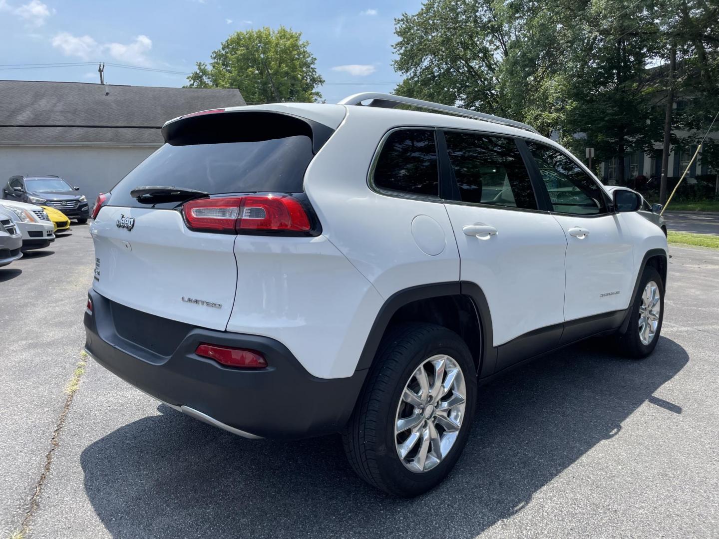 2014 White /black Jeep Cherokee Limited 4WD (1C4PJMDB2EW) with an 2.4L L4 DOHC 16V engine, 9-Speed Automatic transmission, located at 101 N. Main Street, Muncy, PA, 17756, (570) 546-5462, 41.207691, -76.785942 - Photo#3