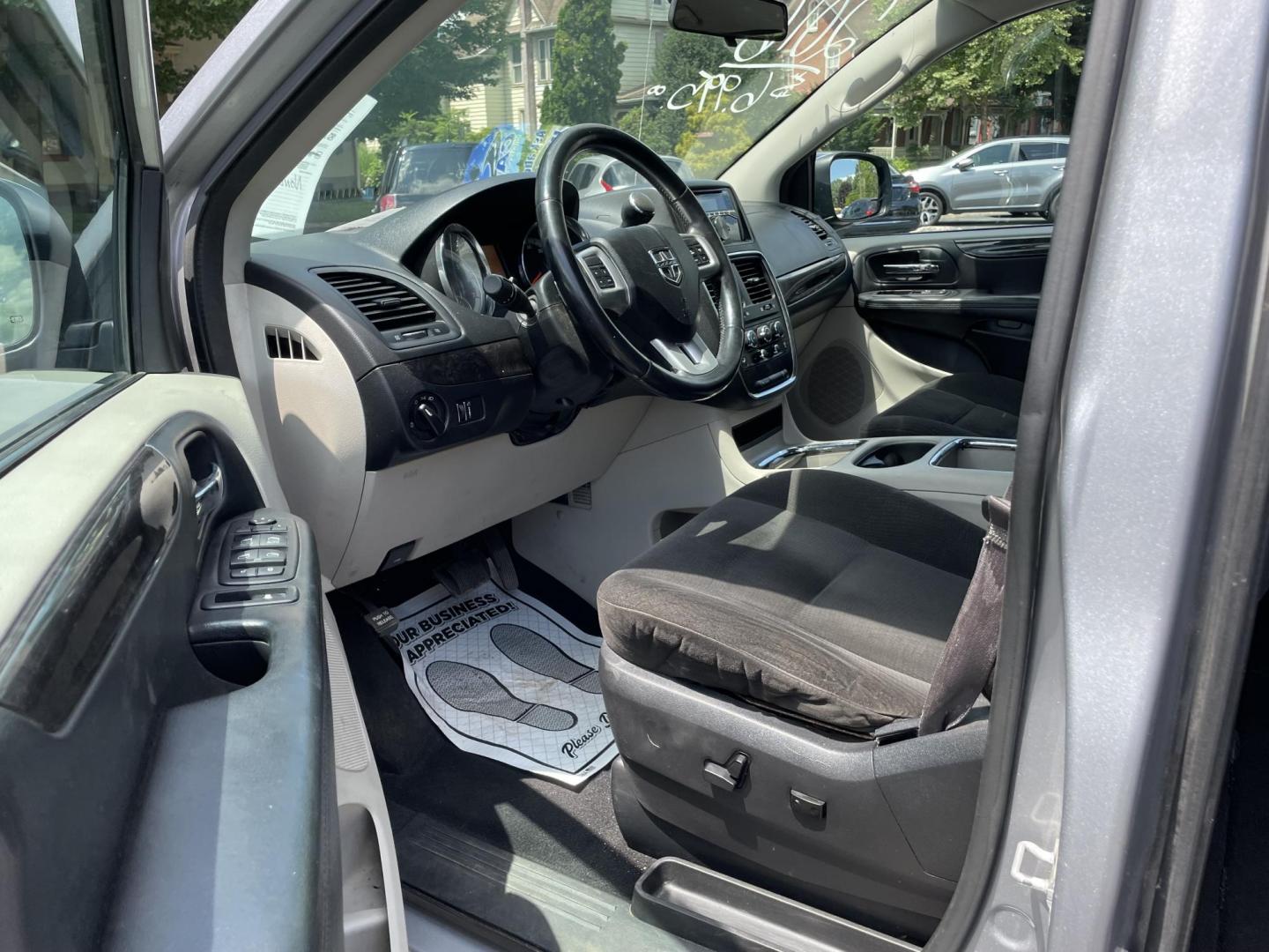2016 Dodge Grand Caravan SXT (2C4RDGCG3GR) with an 3.6L V6 DOHC 24V engine, 6A transmission, located at 101 N. Main Street, Muncy, PA, 17756, (570) 546-5462, 41.207691, -76.785942 - Photo#5
