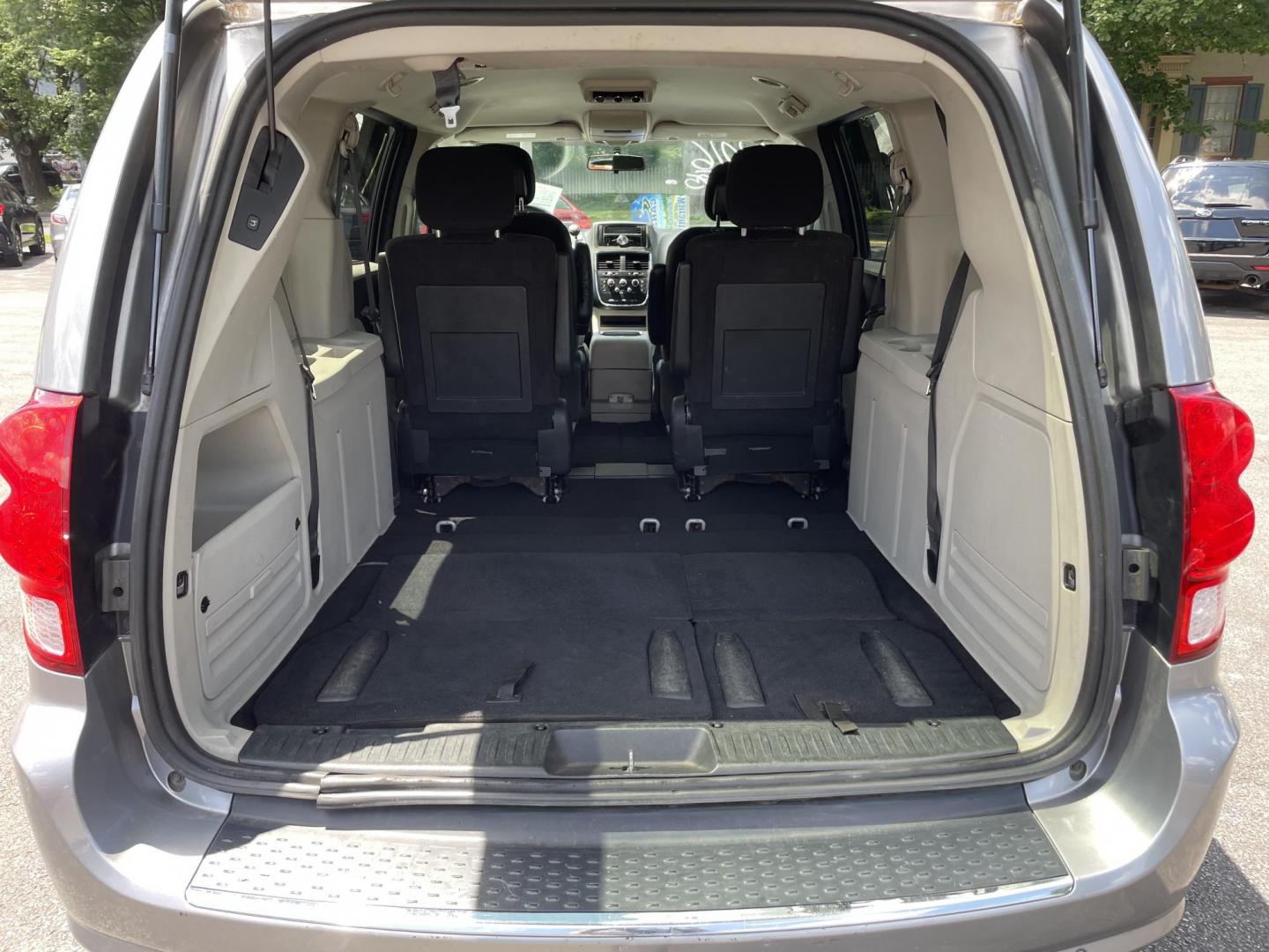2016 Dodge Grand Caravan SXT (2C4RDGCG3GR) with an 3.6L V6 DOHC 24V engine, 6A transmission, located at 101 N. Main Street, Muncy, PA, 17756, (570) 546-5462, 41.207691, -76.785942 - Photo#7