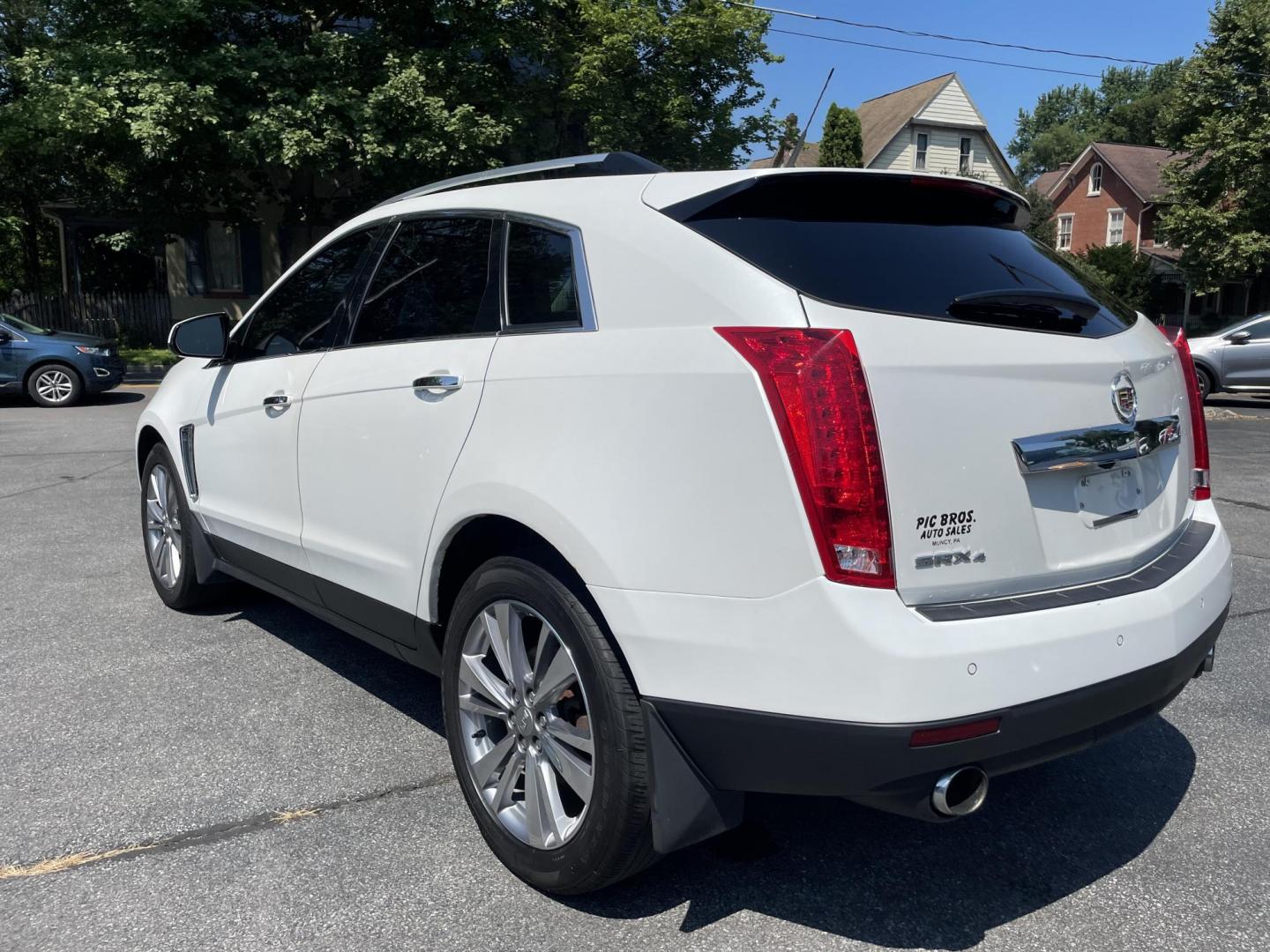 2014 White /black Cadillac SRX Luxury Collection AWD (3GYFNEE36ES) with an 3.6L V6 DOHC 24V FFV engine, 6-Speed Automatic transmission, located at 101 N. Main Street, Muncy, PA, 17756, (570) 546-5462, 41.207691, -76.785942 - Photo#4