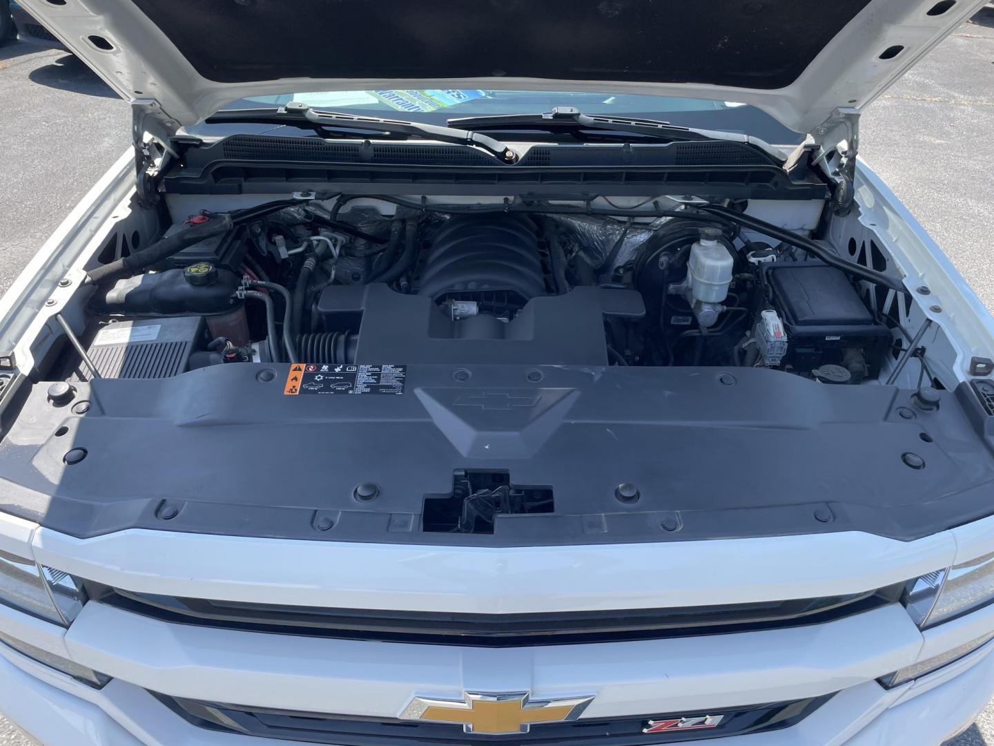 2017 White /black Chevrolet Silverado 1500 LT Crew Cab 4WD (3GCUKREC1HG) with an 5.3L V8 OHV 16V engine, 6A transmission, located at 101 N. Main Street, Muncy, PA, 17756, (570) 546-5462, 41.207691, -76.785942 - Photo#10