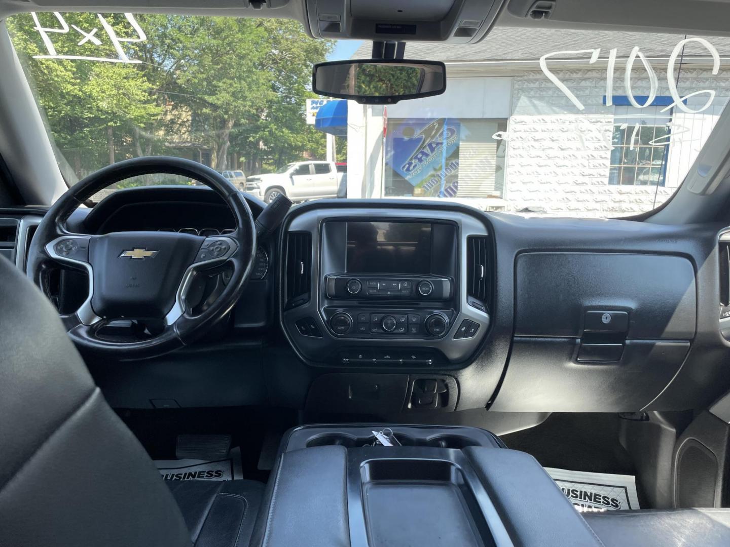 2017 White /black Chevrolet Silverado 1500 LT Crew Cab 4WD (3GCUKREC1HG) with an 5.3L V8 OHV 16V engine, 6A transmission, located at 101 N. Main Street, Muncy, PA, 17756, (570) 546-5462, 41.207691, -76.785942 - Photo#6