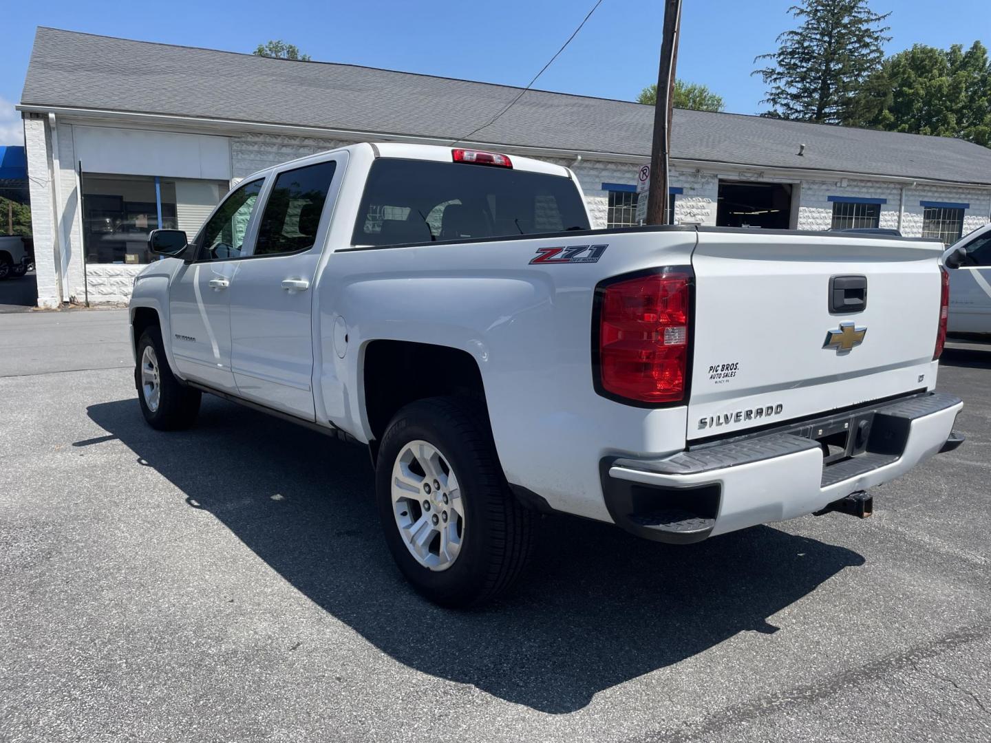 2017 White /black Chevrolet Silverado 1500 LT Crew Cab 4WD (3GCUKREC1HG) with an 5.3L V8 OHV 16V engine, 6A transmission, located at 101 N. Main Street, Muncy, PA, 17756, (570) 546-5462, 41.207691, -76.785942 - Photo#3