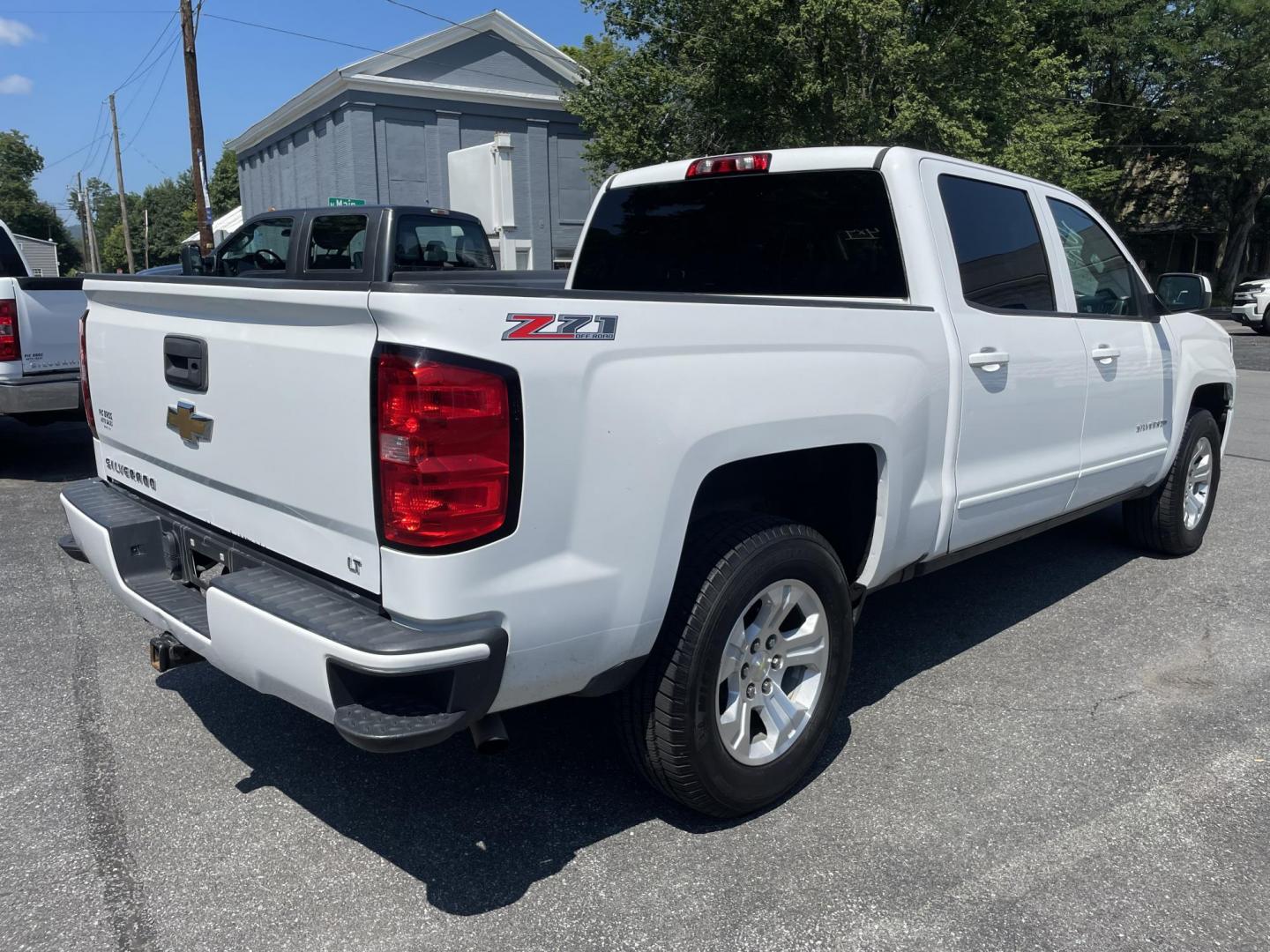 2017 White /black Chevrolet Silverado 1500 LT Crew Cab 4WD (3GCUKREC1HG) with an 5.3L V8 OHV 16V engine, 6A transmission, located at 101 N. Main Street, Muncy, PA, 17756, (570) 546-5462, 41.207691, -76.785942 - Photo#5